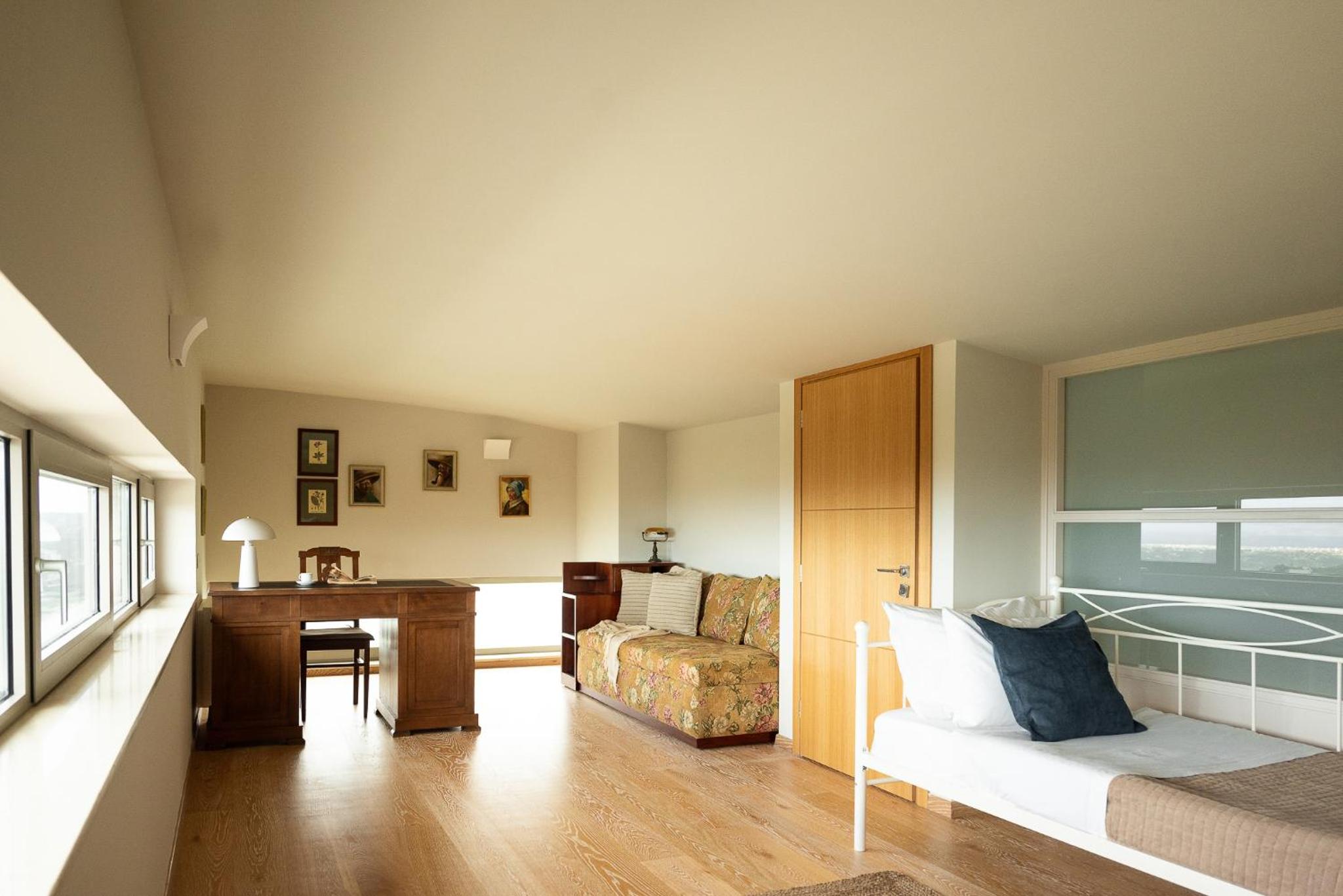 Villa - Sleeps 10 - Pool - Parking - Pool Table