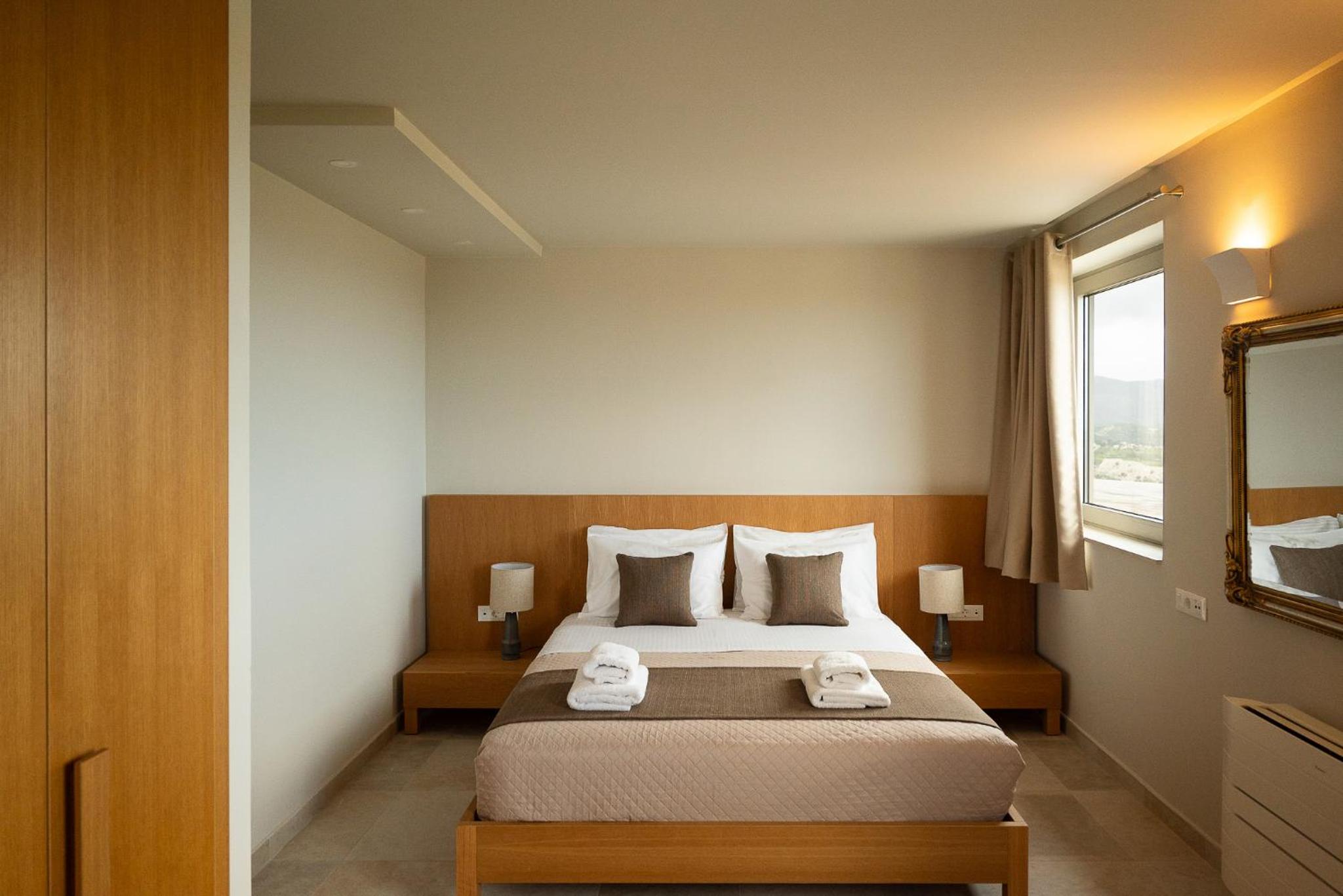 Villa - Sleeps 10 - Pool - Parking - Pool Table