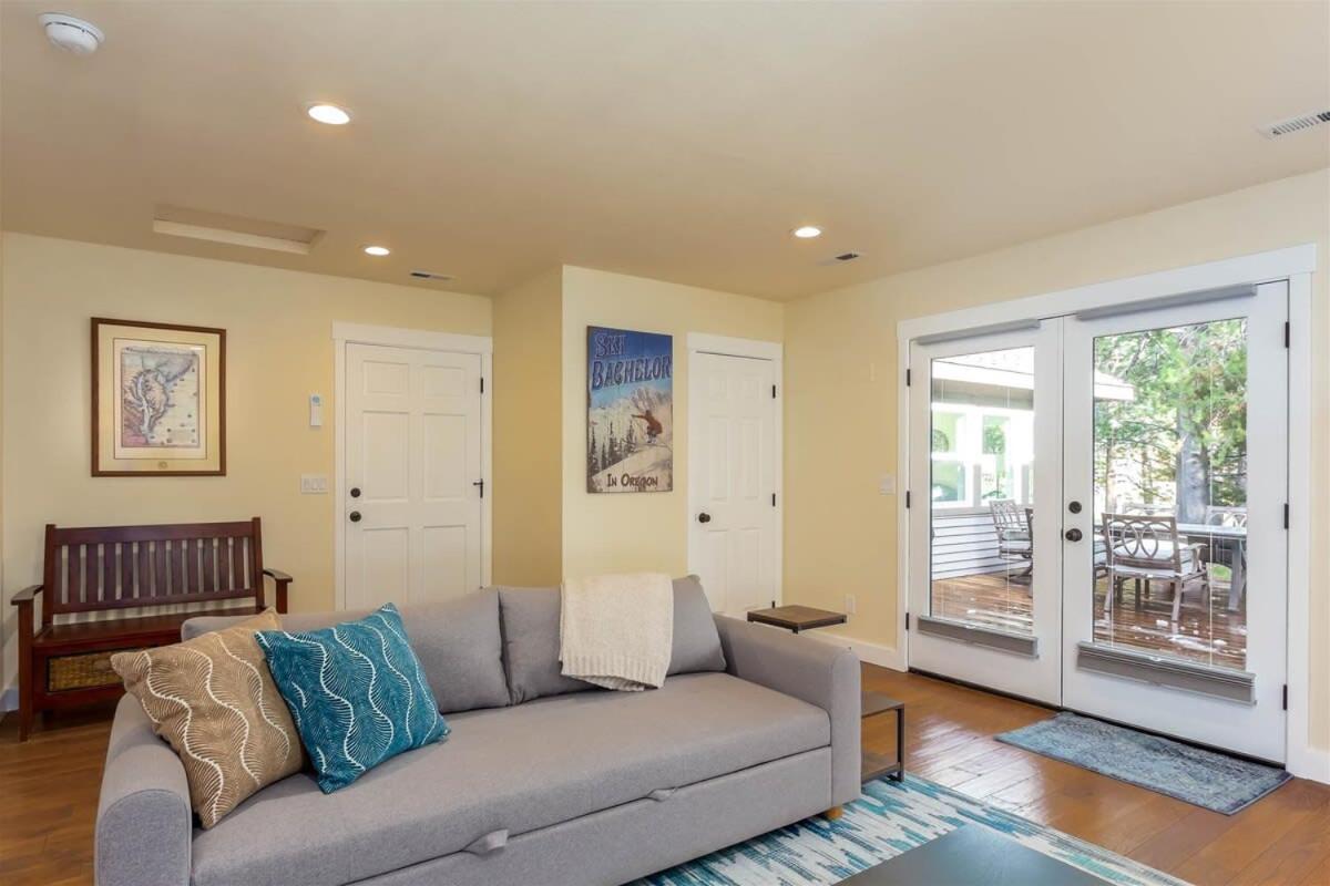 Besson Getaway- 5 min to Village Riverfront