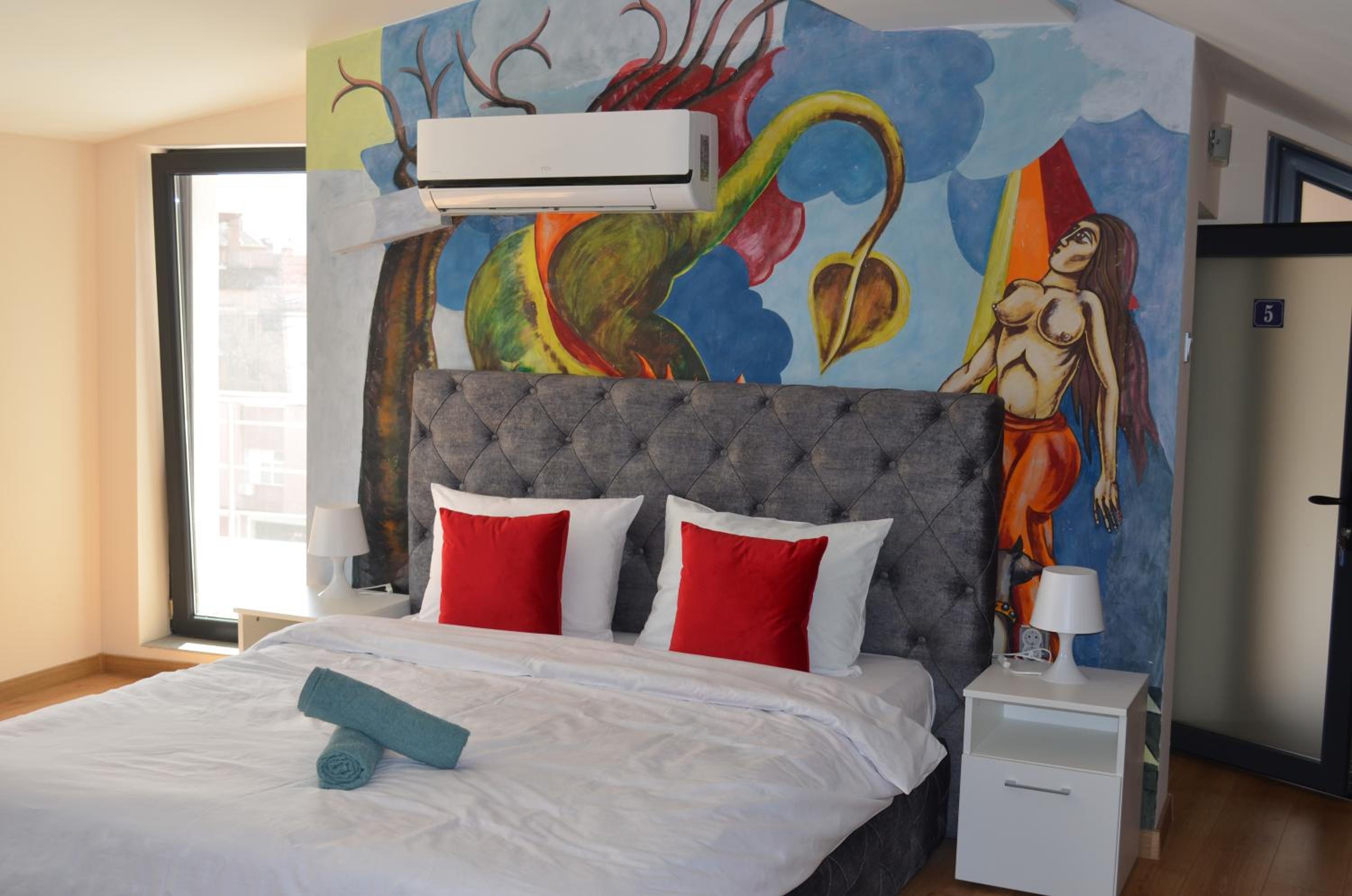 Artistic Loft Panoramic View Top Center