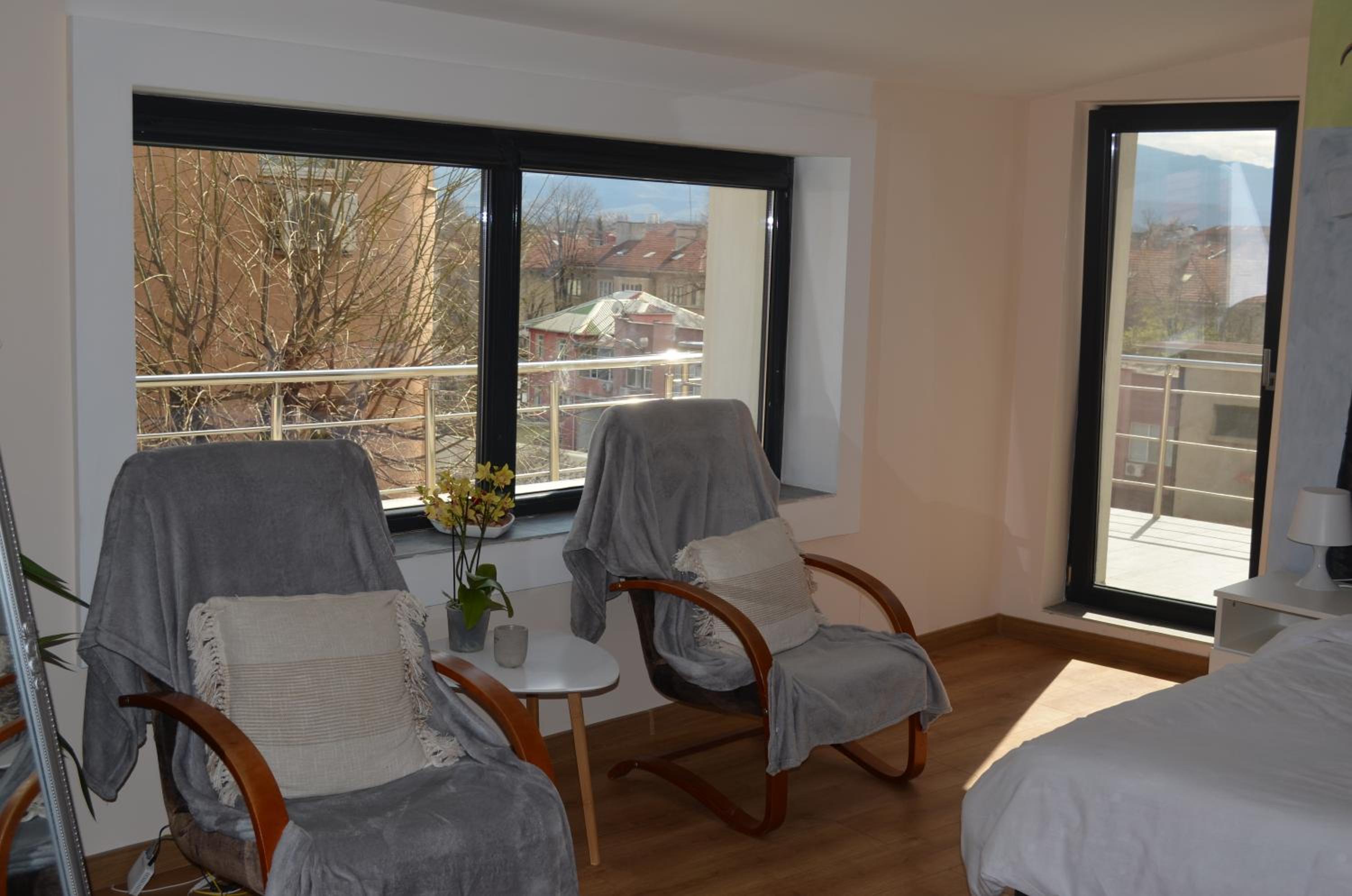 Artistic Loft Panoramic View Top Center