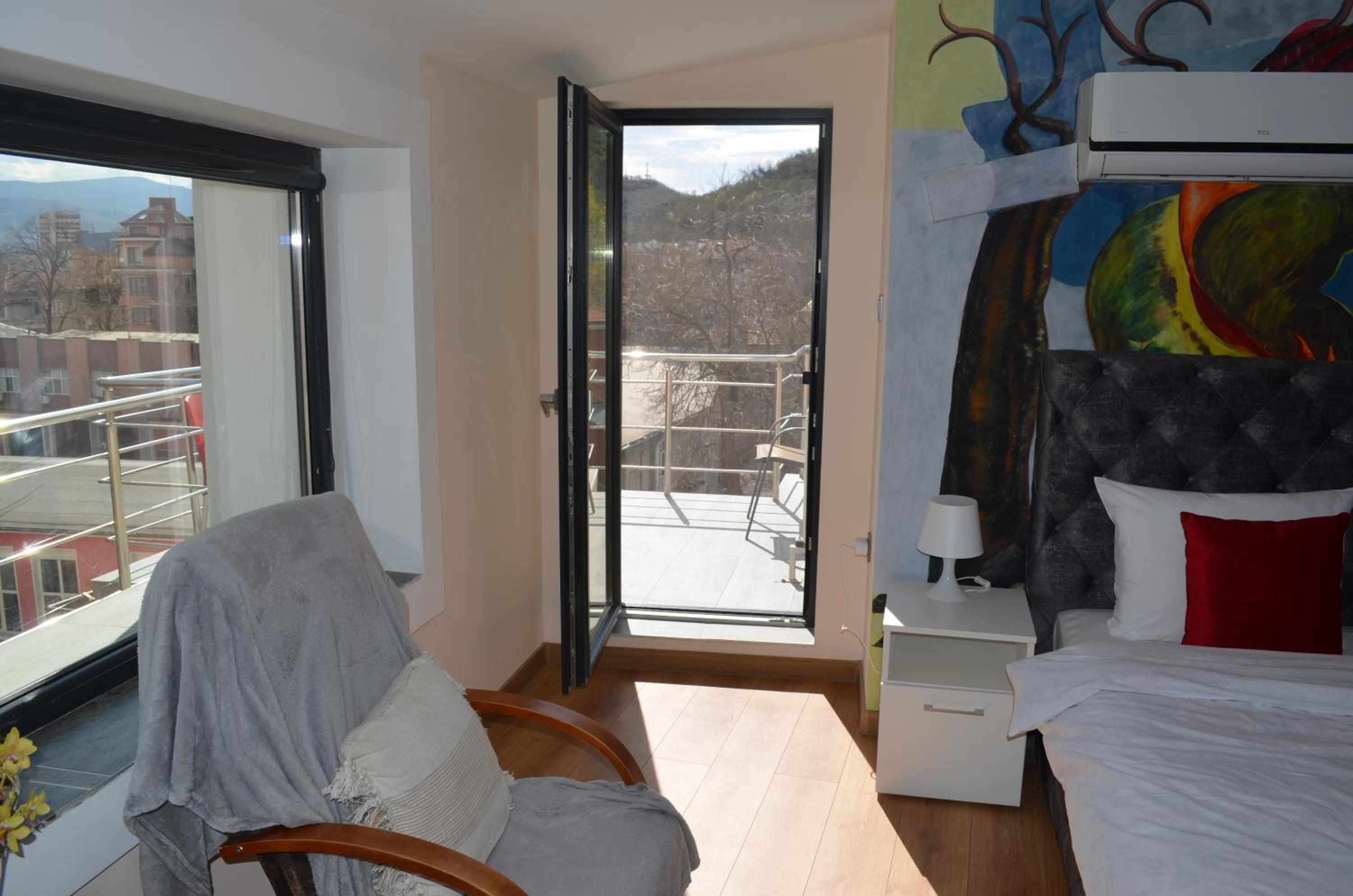 Artistic Loft Panoramic View Top Center