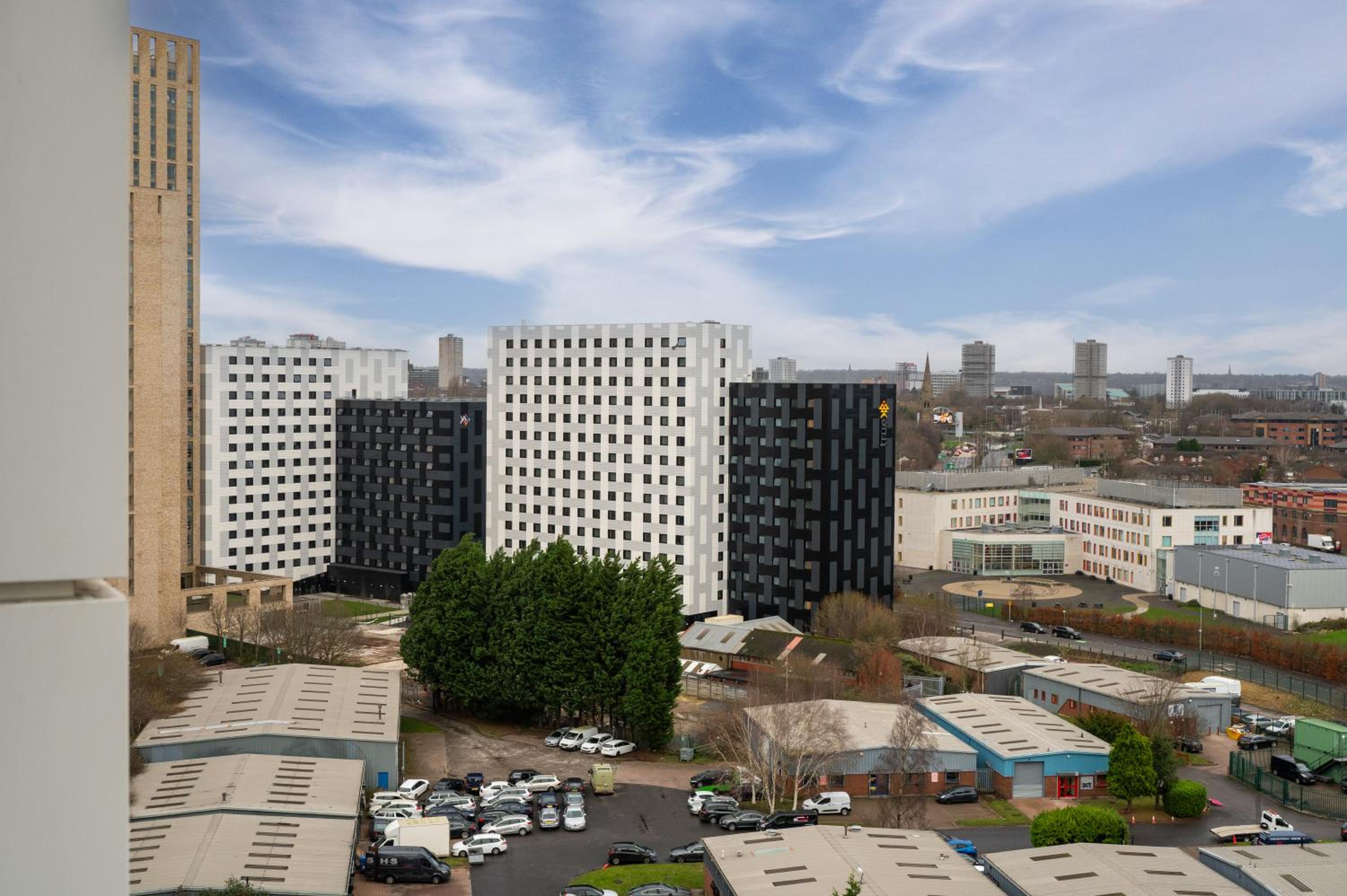 Stylish & Spacious Salford Quays one bedroom high floor apartment with balcony