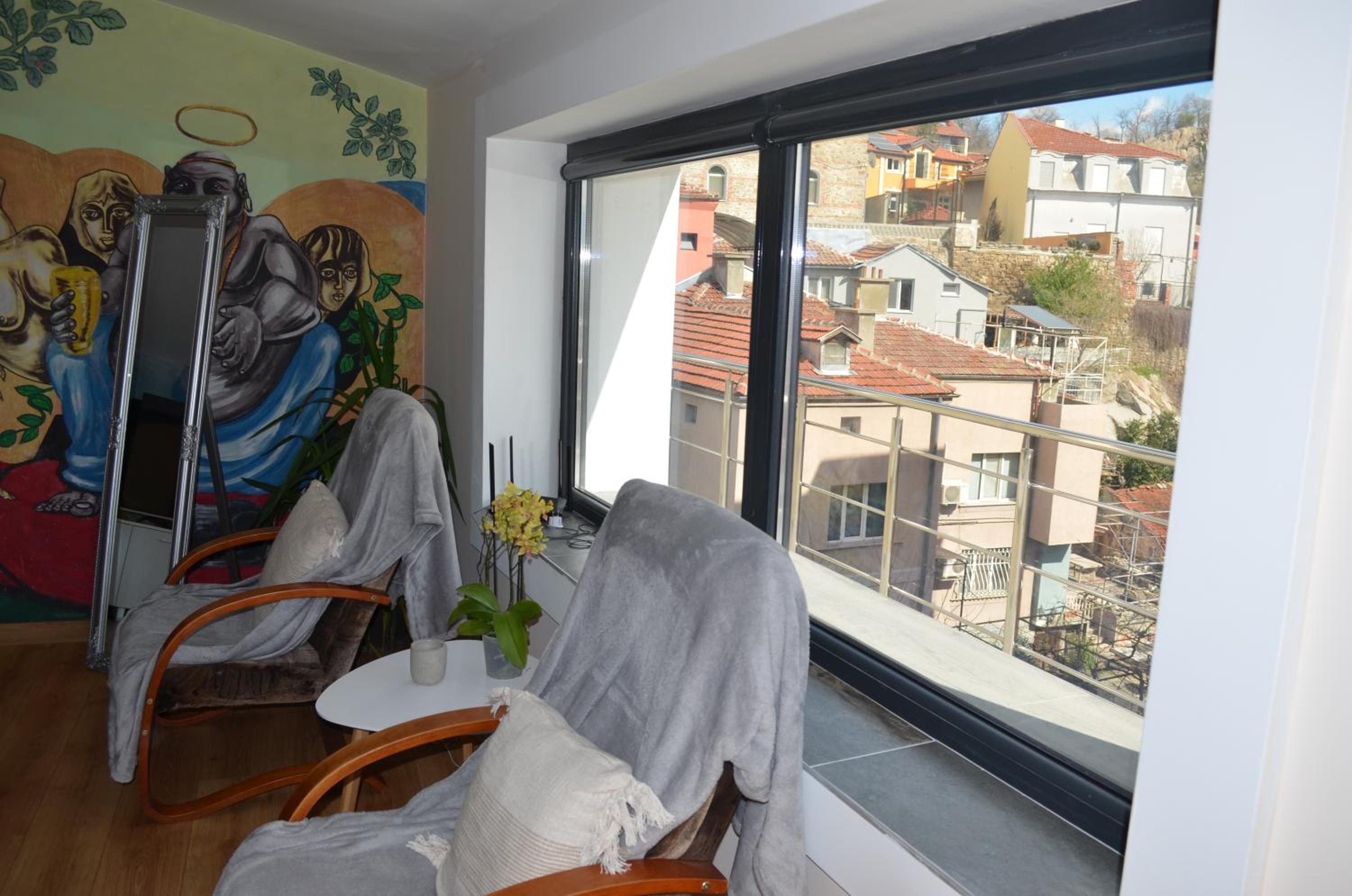 Artistic Loft Panoramic View Top Center