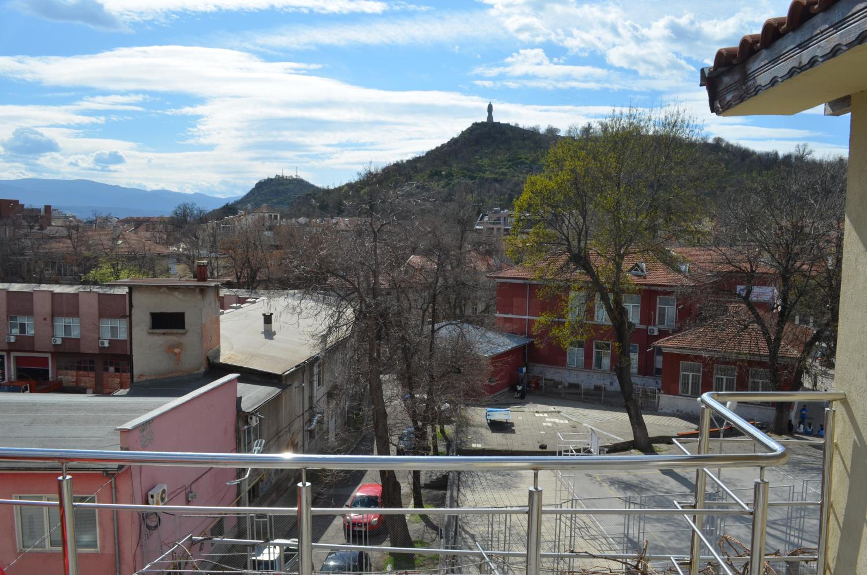 Artistic Loft Panoramic View Top Center