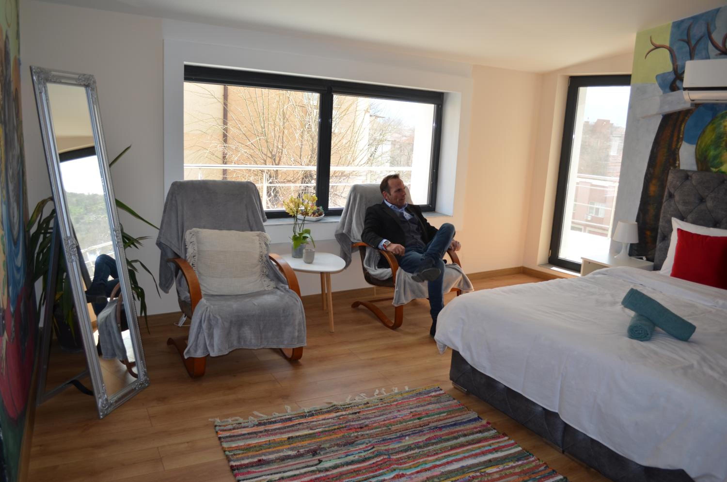 Artistic Loft Panoramic View Top Center