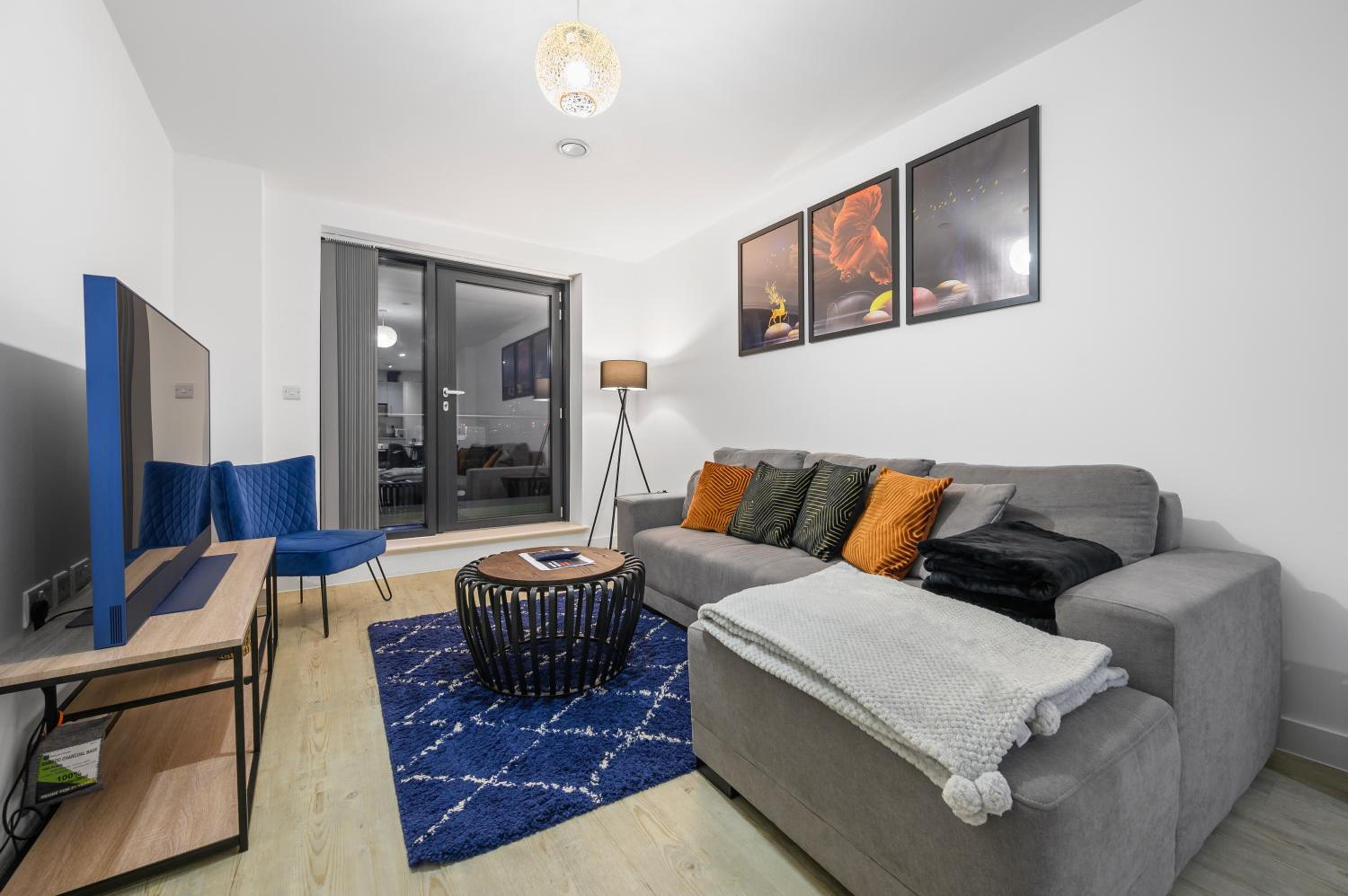 Stylish & Spacious Salford Quays one bedroom high floor apartment with balcony