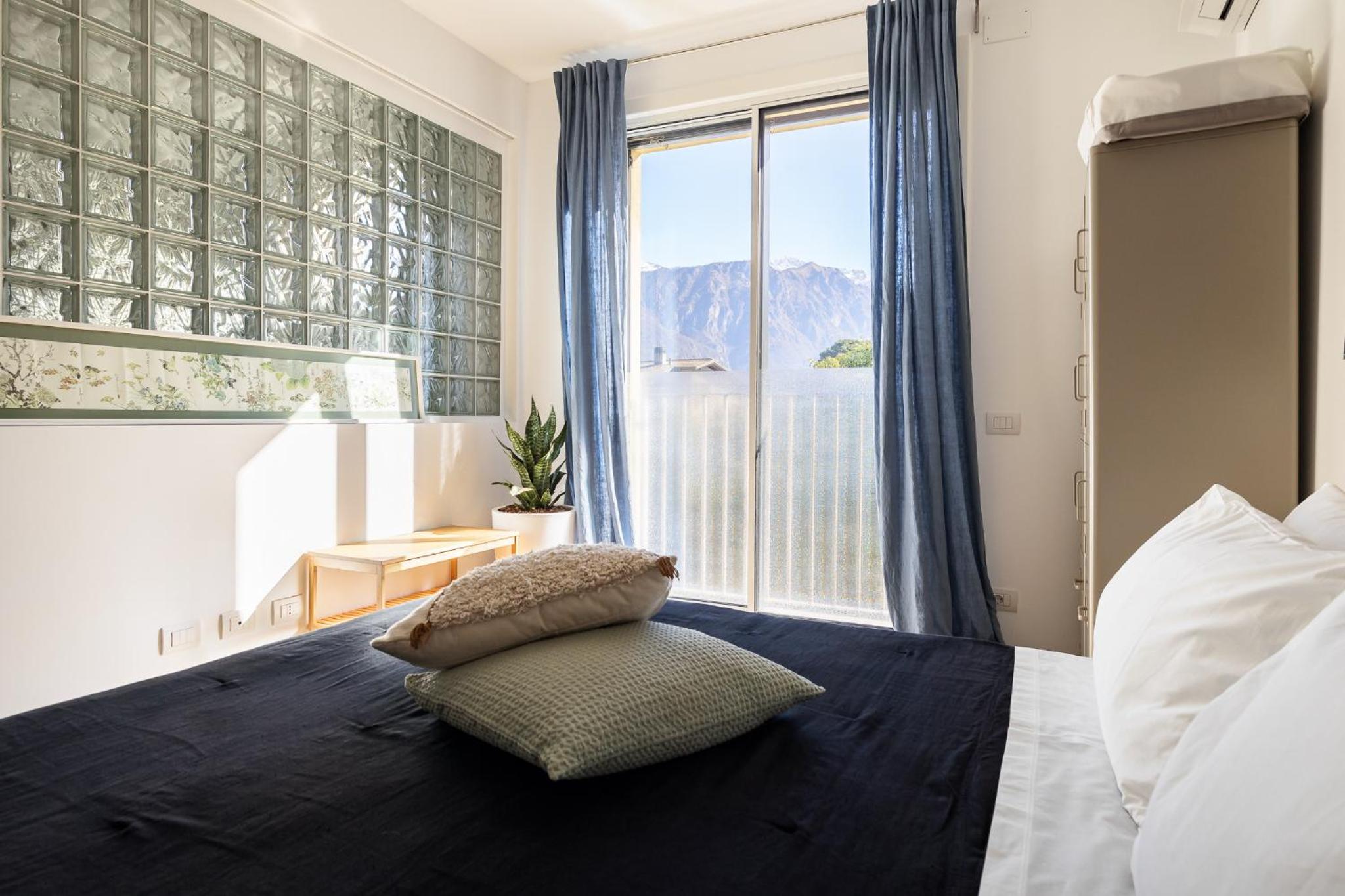 Aria Bellagio - Boutique Lake View Apt - Free Parking & Late Check-out 12pm view 5