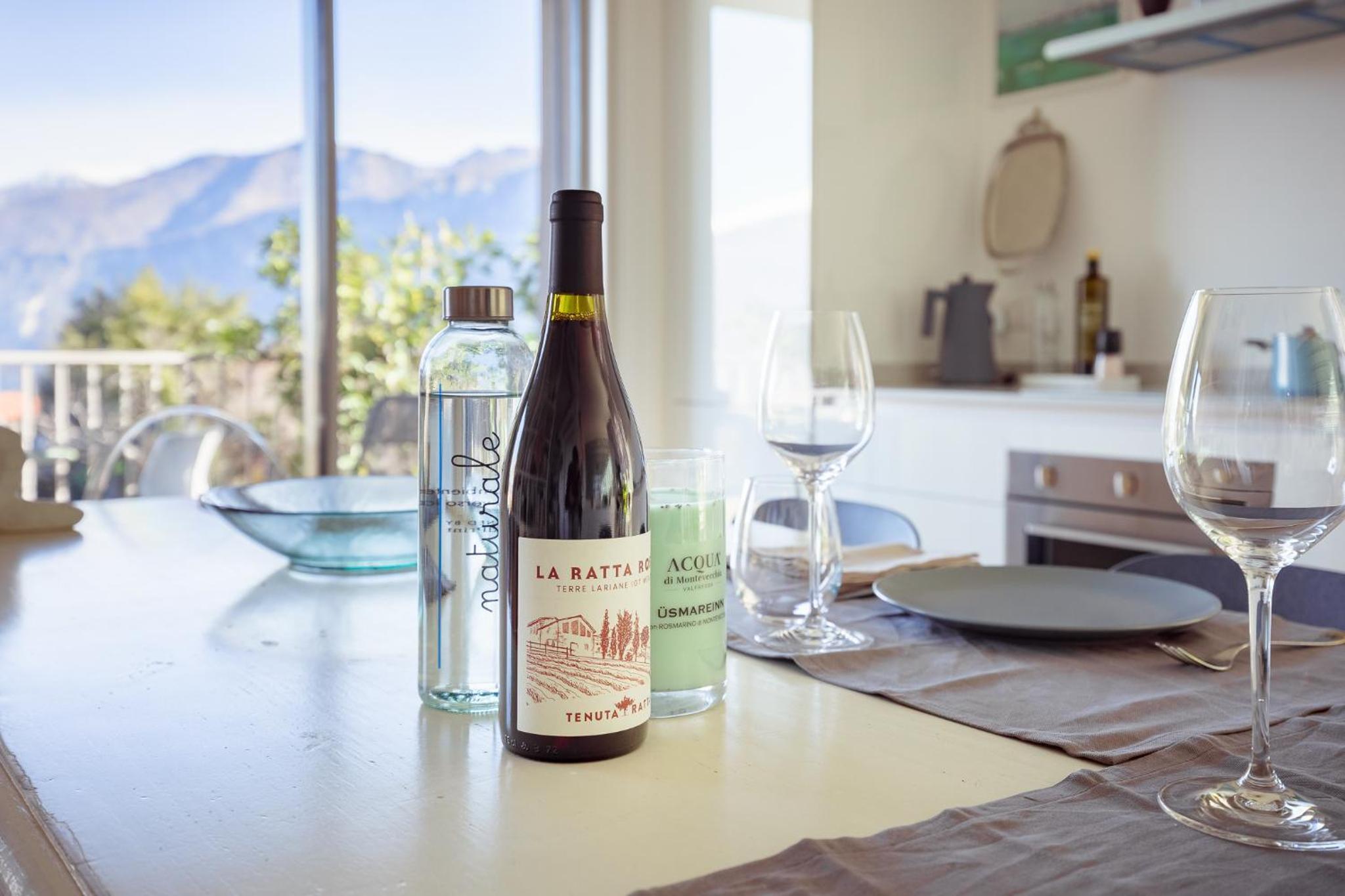 Aria Bellagio - Boutique Lake View Apt - Free Parking & Late Check-out 12pm view 2