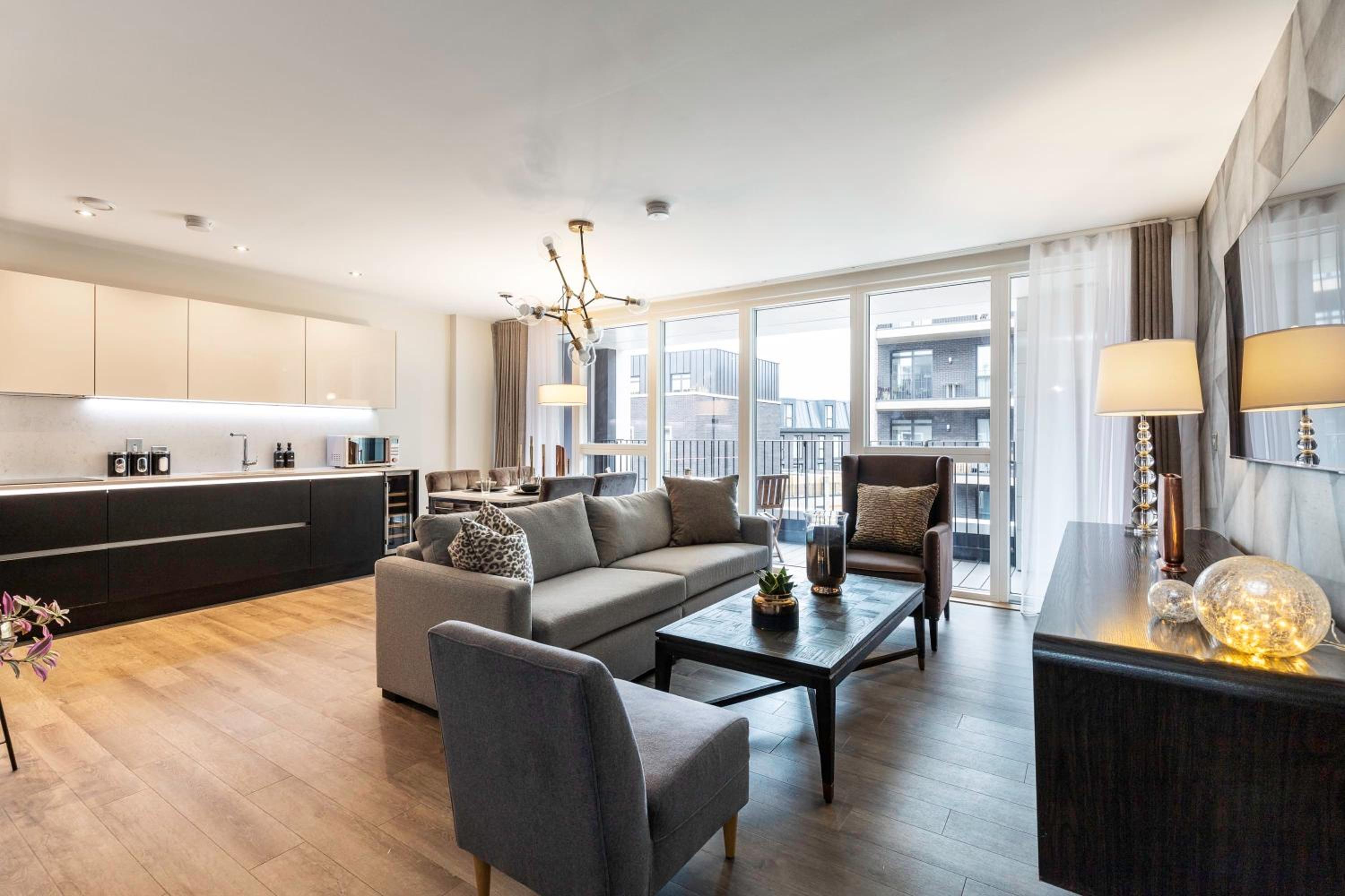 Showroom Splendour, Luxe London Elegance view 3
