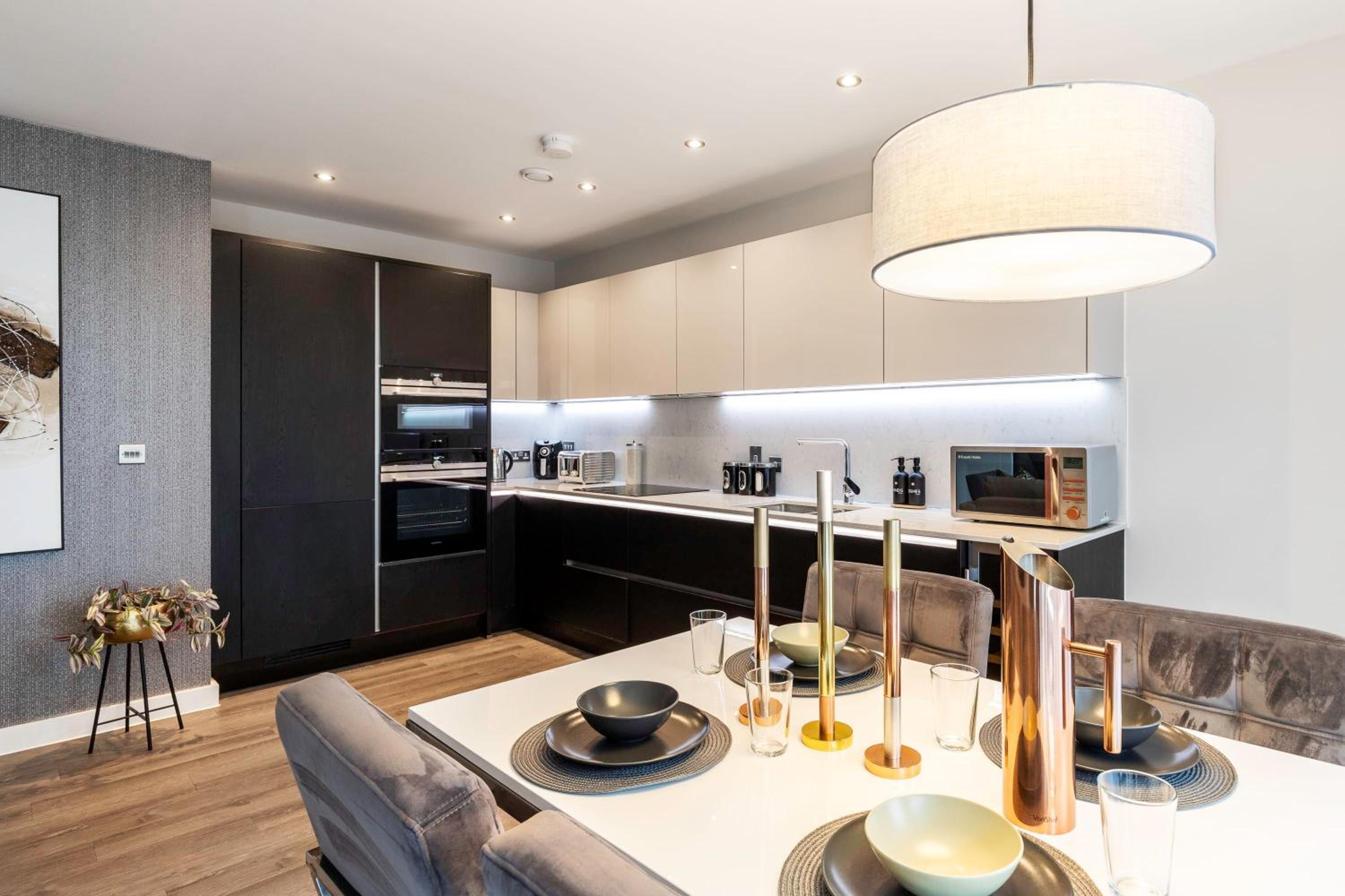 Showroom Splendour, Luxe London Elegance view 5