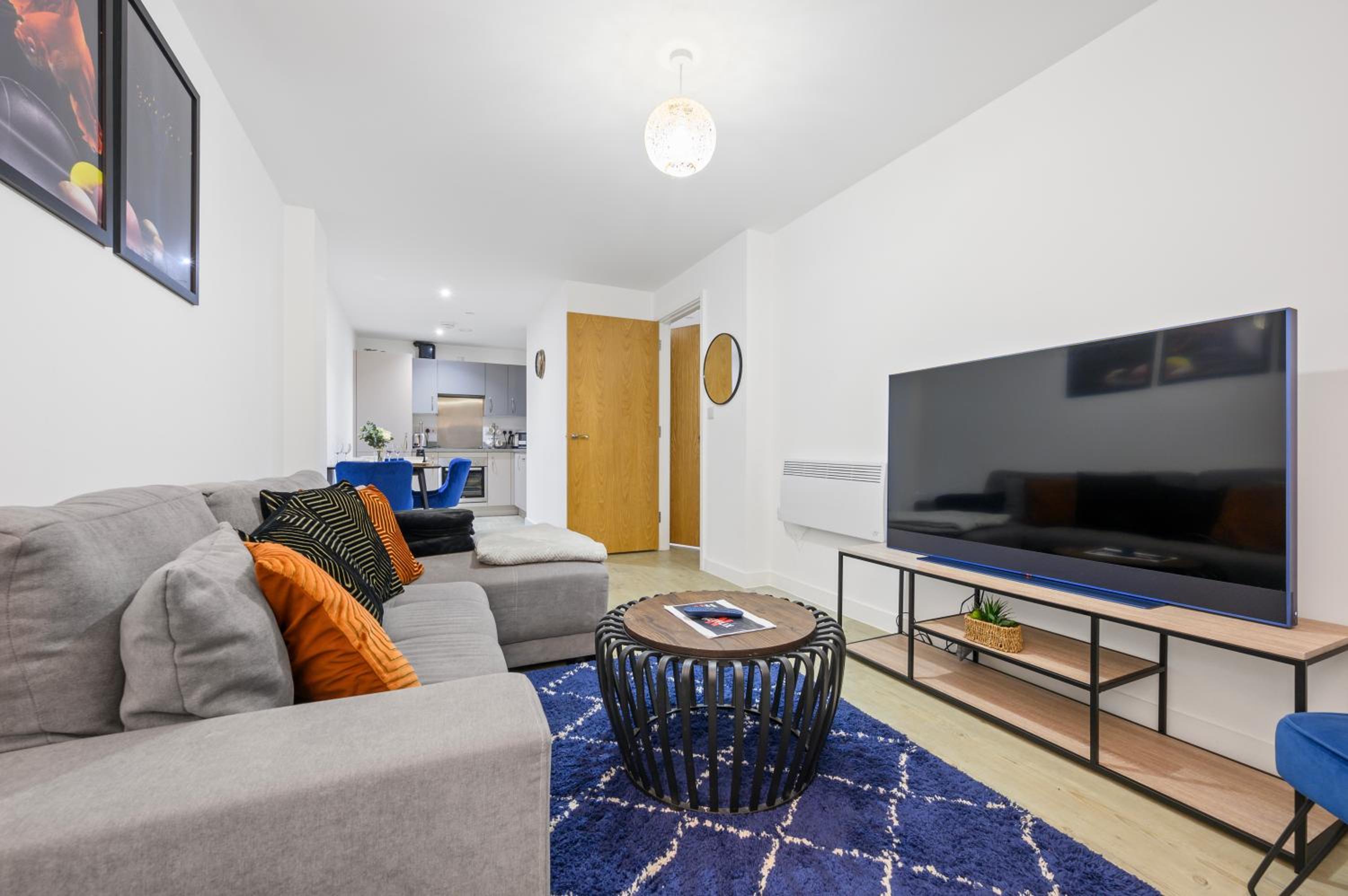 Stylish & Spacious Salford Quays one bedroom high floor apartment with balcony