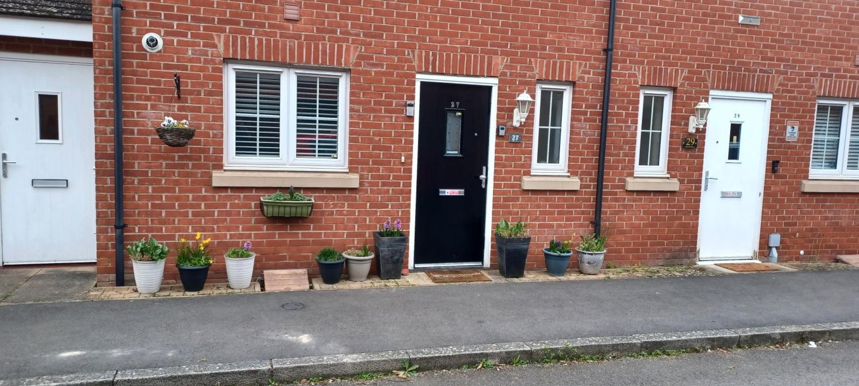 Aylesbury Lovely Double and Single Bedroom with Guest only Bathroom view 2