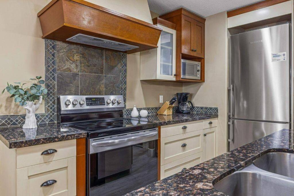Gorgeous Mountain Condo - Pool & Hot Tub