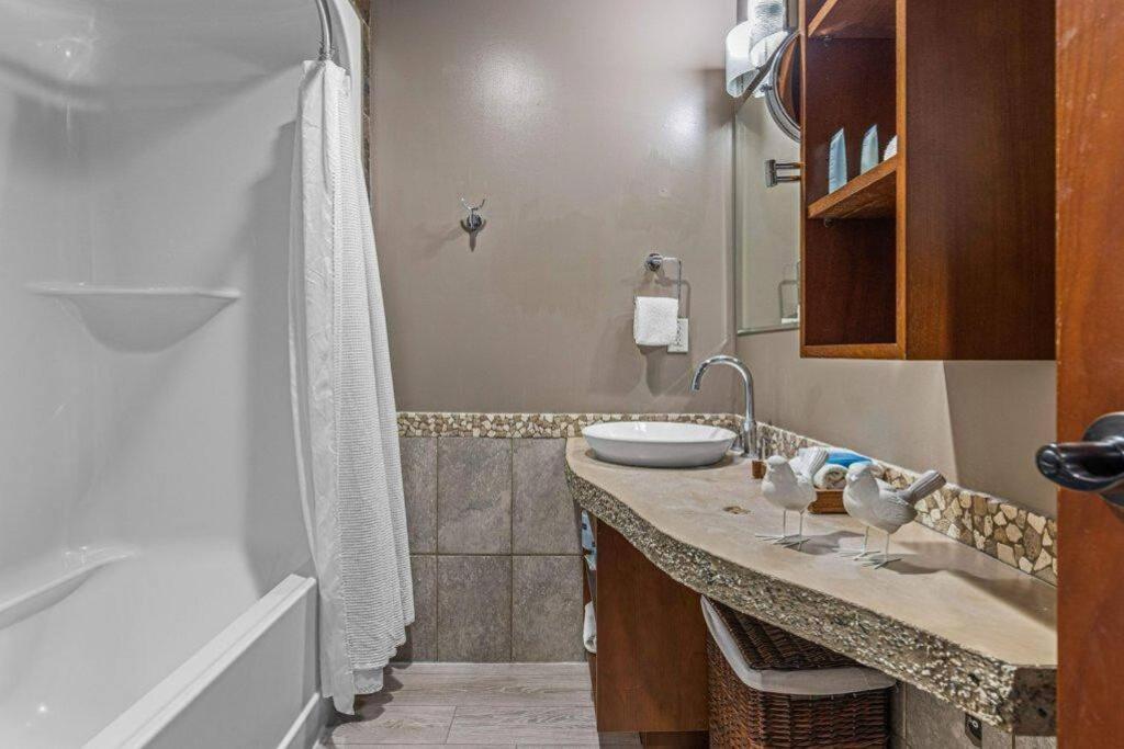Gorgeous Mountain Condo - Pool & Hot Tub