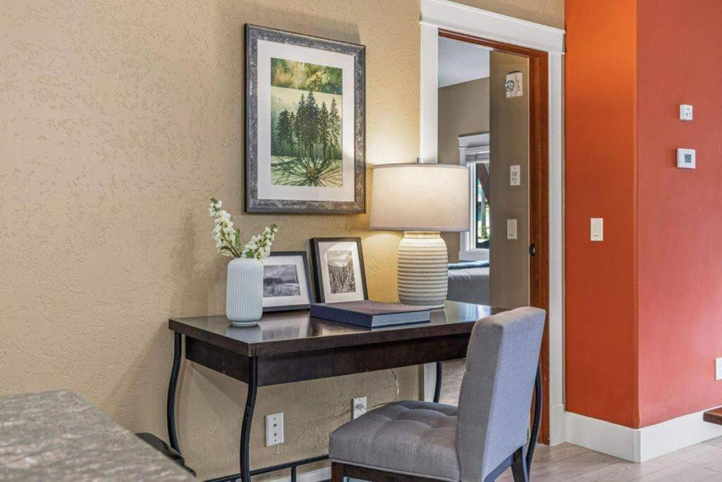 Gorgeous Mountain Condo - Pool & Hot Tub