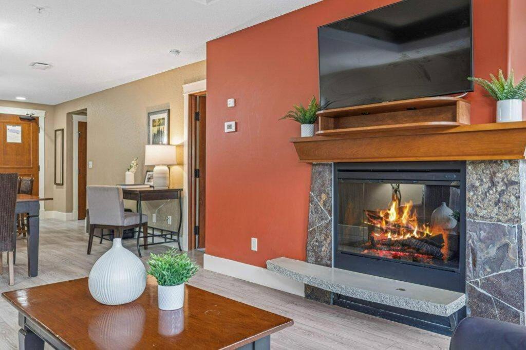 Gorgeous Mountain Condo - Pool & Hot Tub