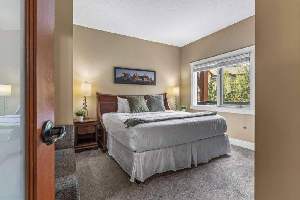 Gorgeous Mountain Condo - Pool & Hot Tub