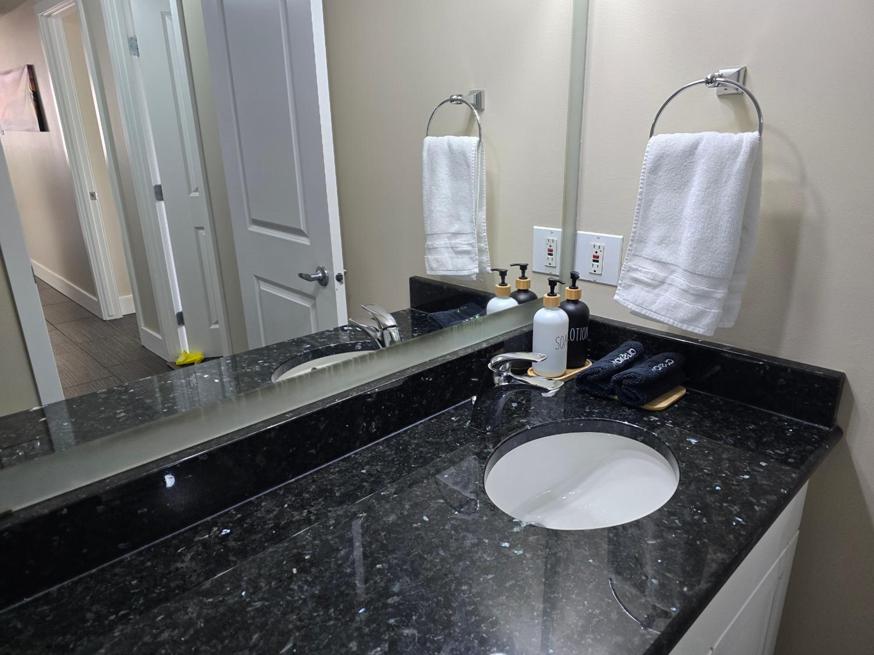 Smart Stylish Downtown Condo- 2 bedrooms