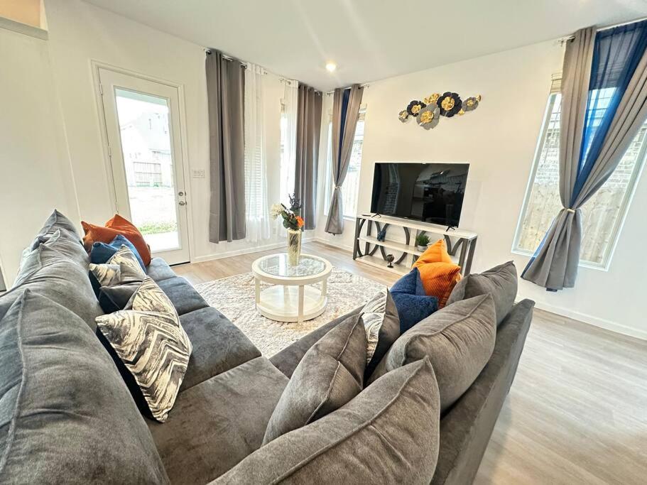 4bd 3ba new home in Humble view 2