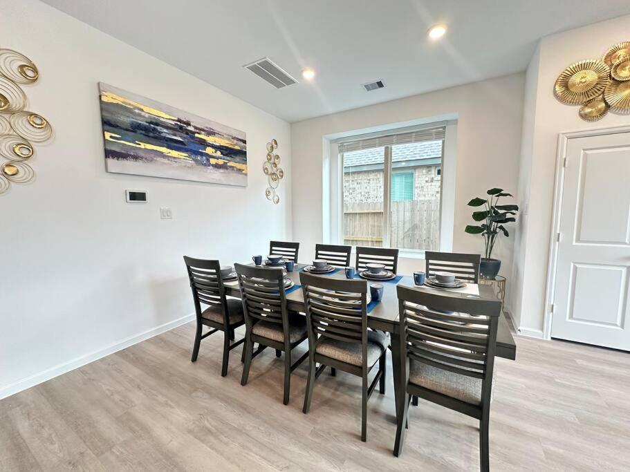 4bd 3ba new home in Humble view 3