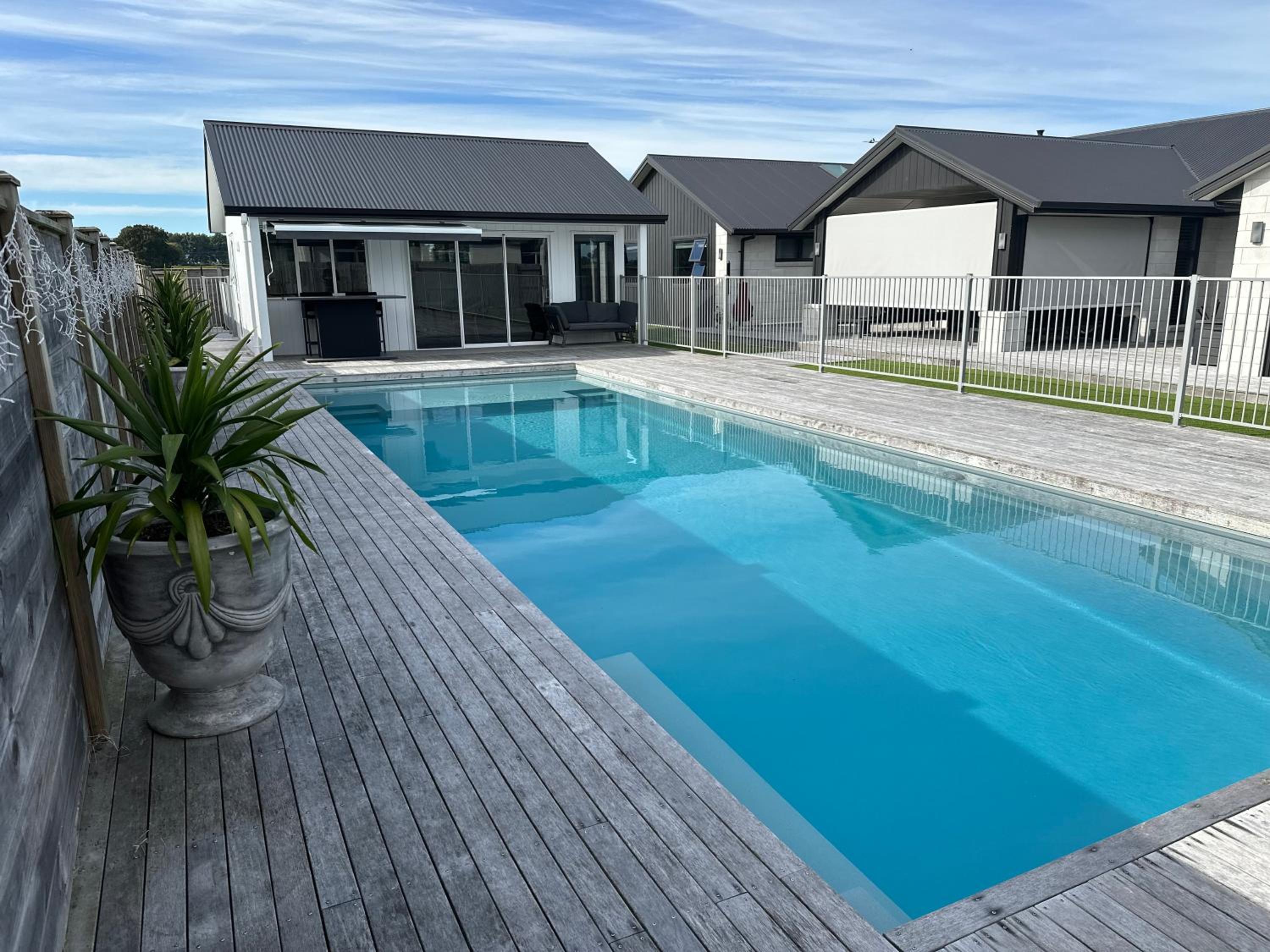 Luxury Poolside Studio Near Hobbiton