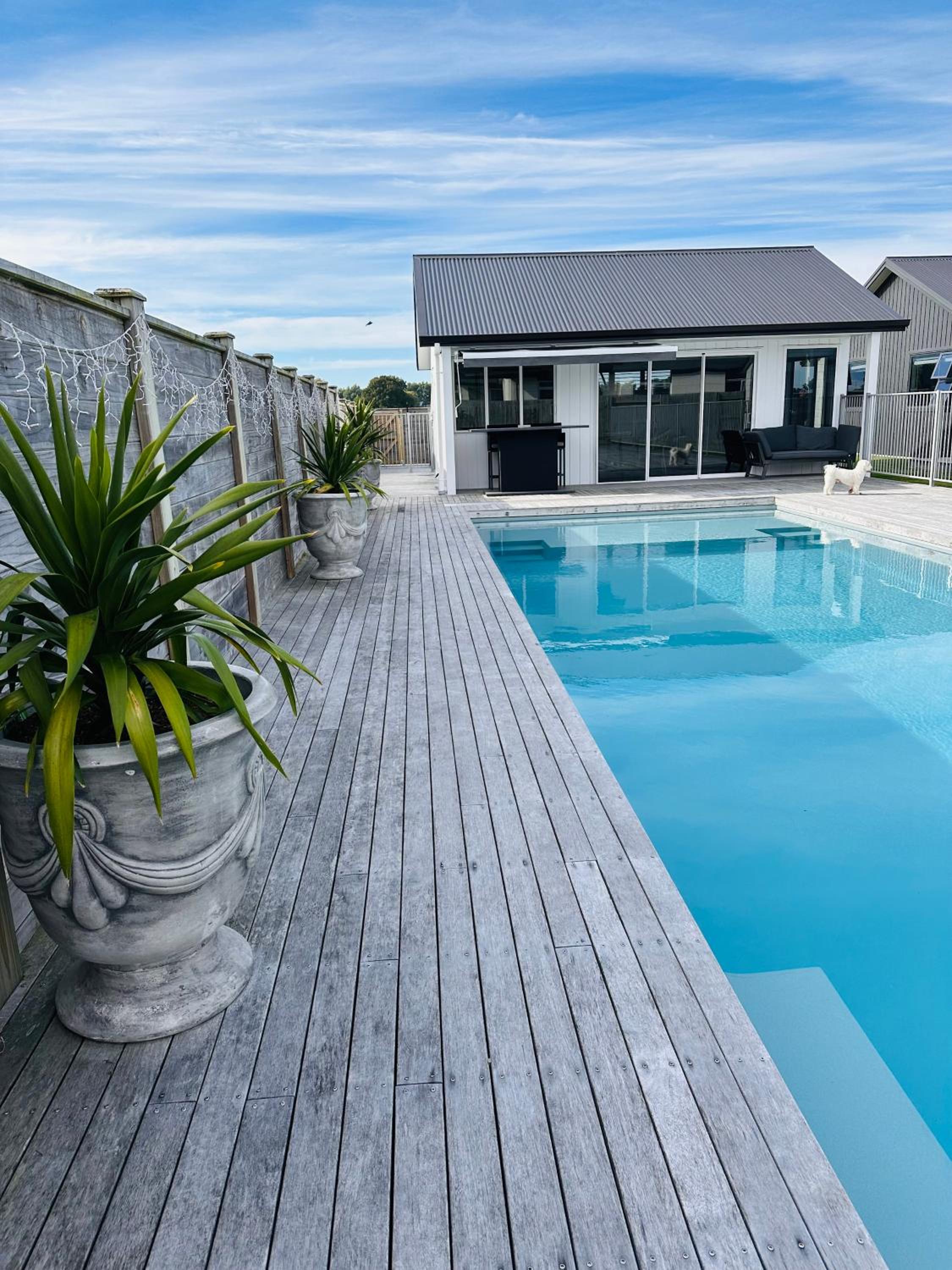 Luxury Poolside Studio Near Hobbiton