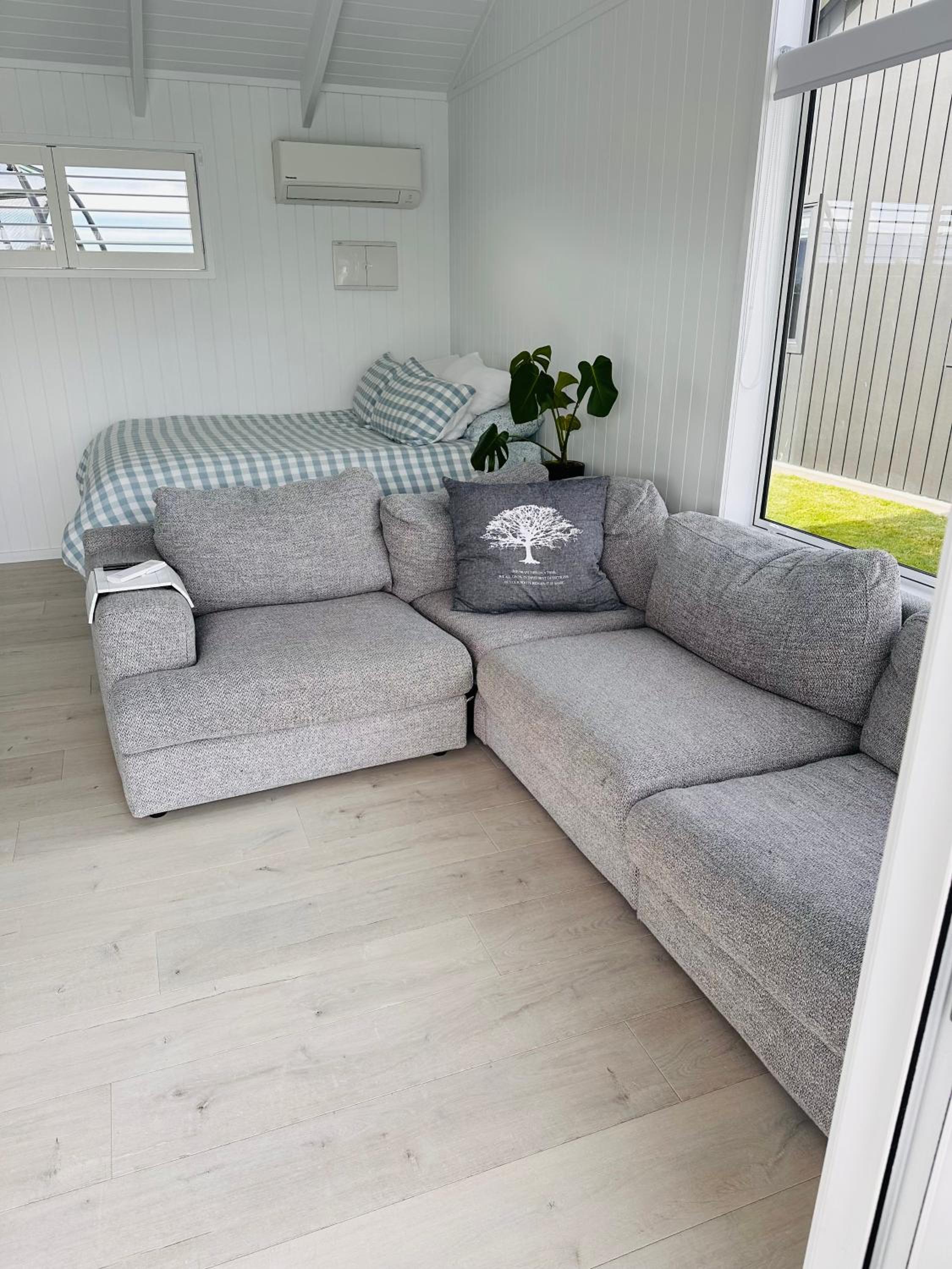 Luxury Poolside Studio Near Hobbiton