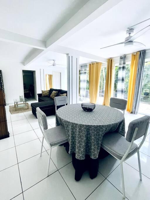 Bas de villa F2 clôturé avec jardin au Lamentin view 4