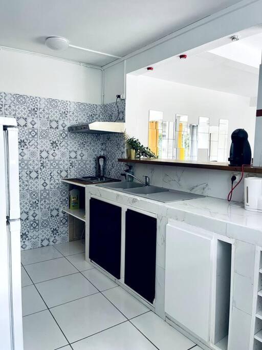 Bas de villa F2 clôturé avec jardin au Lamentin view 5