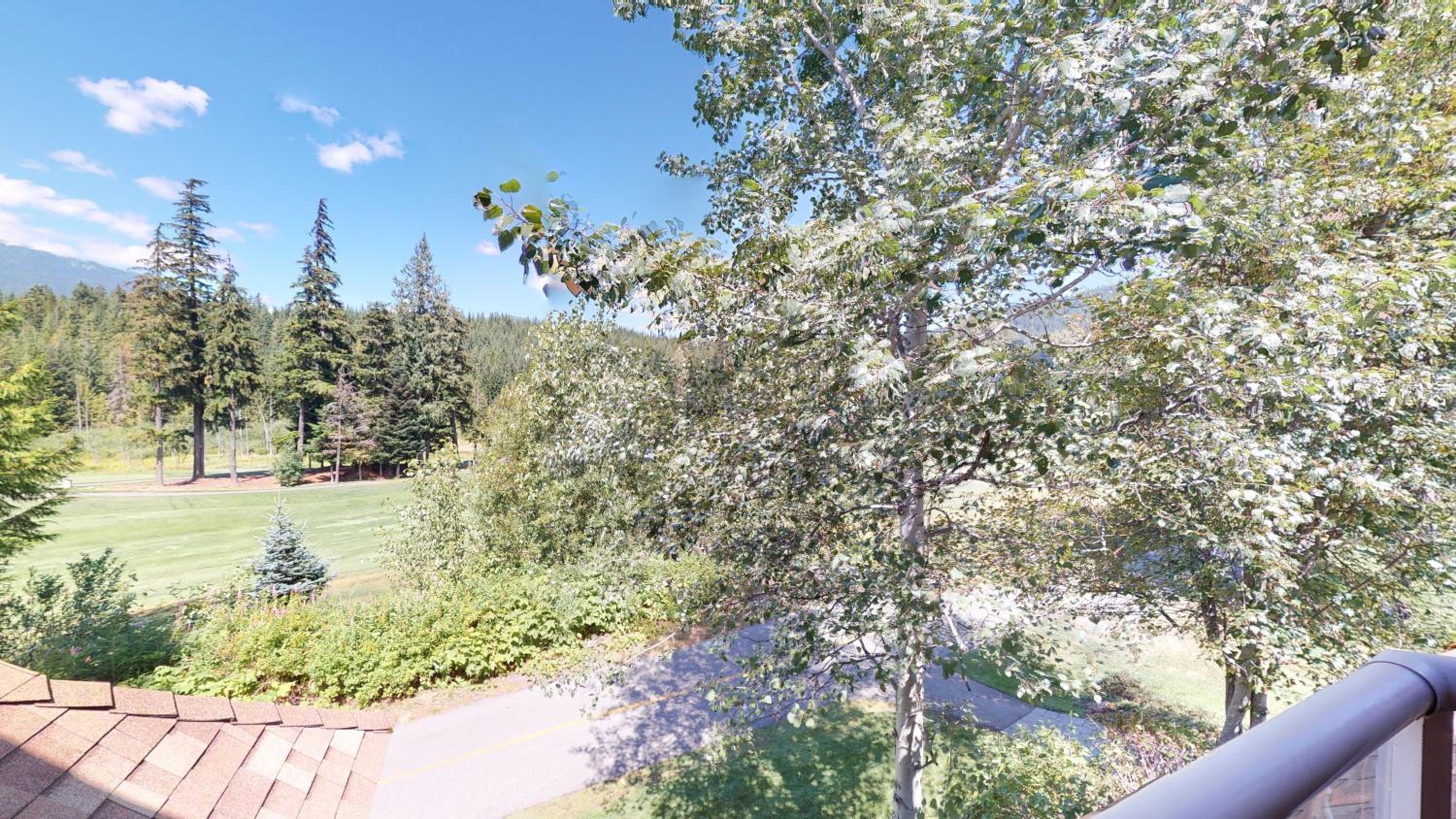 3BR in Gleneagle, Soaker Tub with Skylight, Wood Burning Fireplace, Spacious Layout