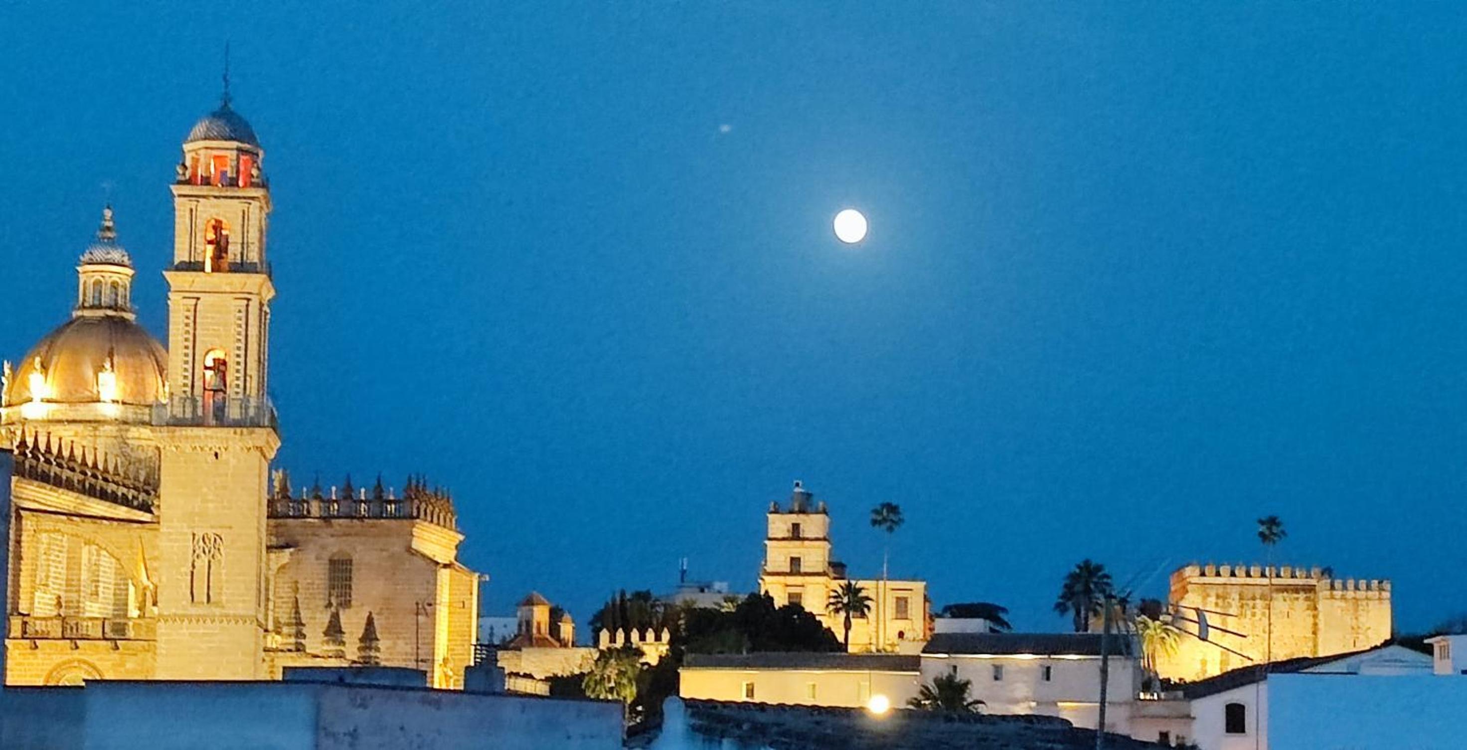 Palacio el Duende-Parking privado-terraza Vista Catedral old town