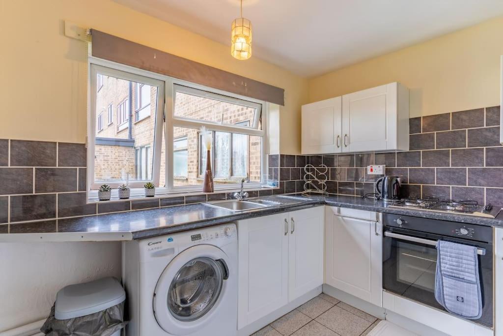 Spotless and large one bedroom flat Free parking Free wifi sleeps 3 Minutes away from NEC HS2 JLR Birmingham Airport view 5