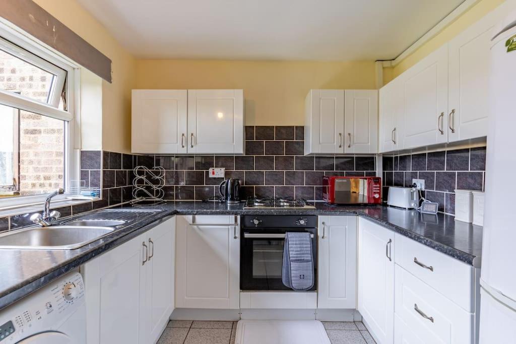 Spotless and large one bedroom flat Free parking Free wifi sleeps 3 Minutes away from NEC HS2 JLR Birmingham Airport view 4