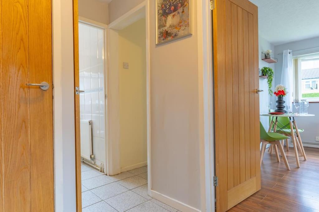 Spotless and large one bedroom flat Free parking Free wifi sleeps 3 Minutes away from NEC HS2 JLR Birmingham Airport view 2