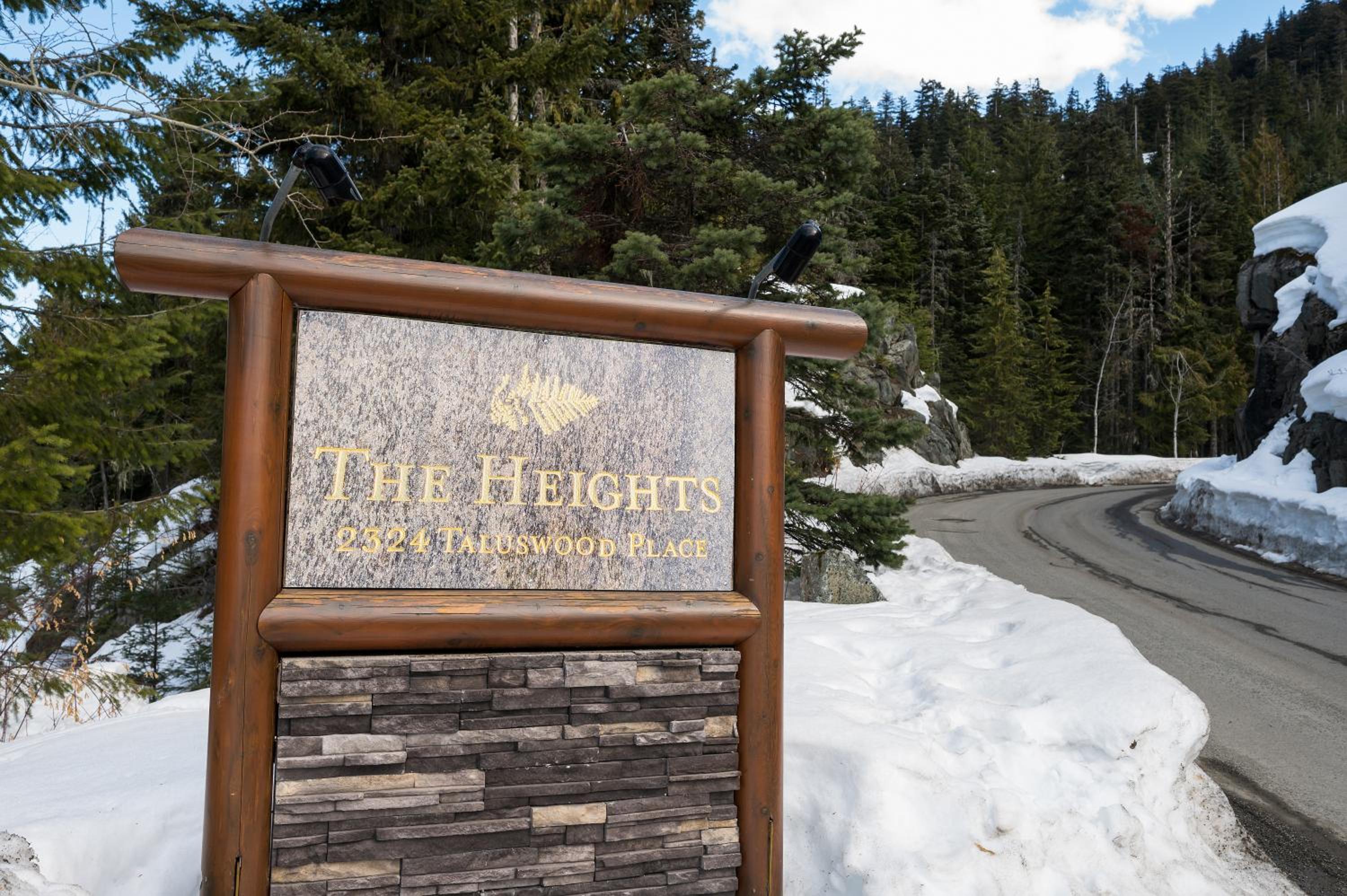 3BR Luxury Home in Taluswood, Hot Tub, Ski In, Ski Out, Two-Car Garage, Village Parking