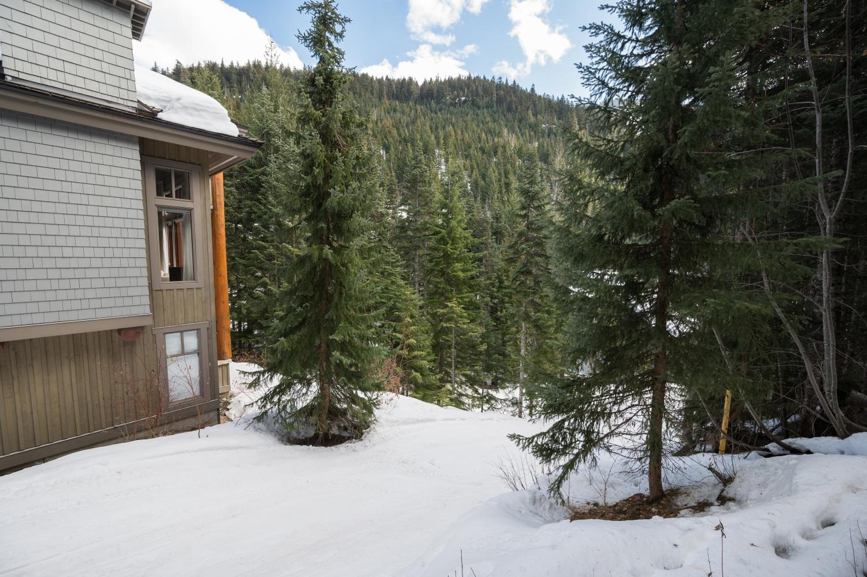 3BR Luxury Home in Taluswood, Hot Tub, Ski In, Ski Out, Two-Car Garage, Village Parking