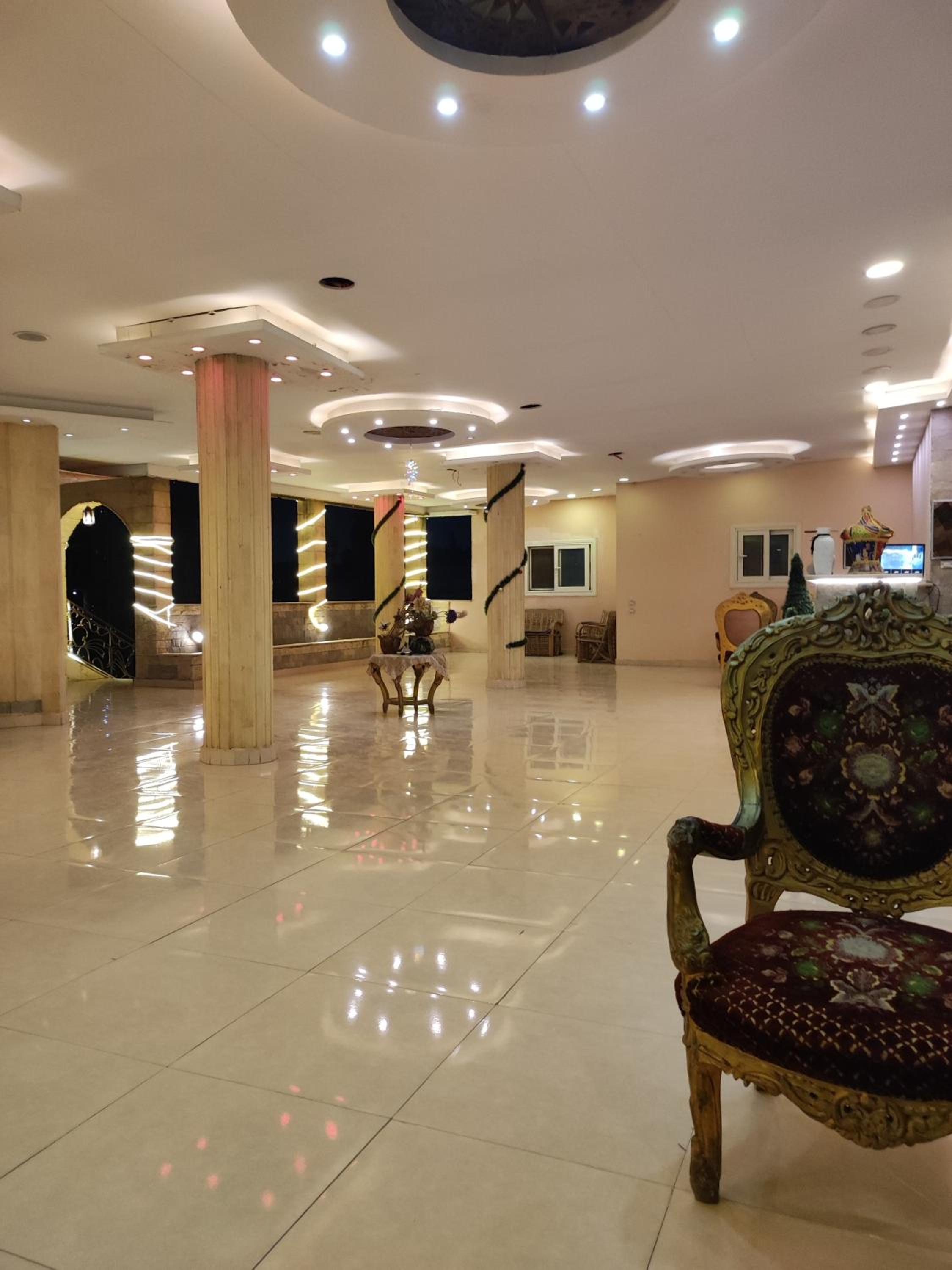 KEMT PYRAMIDS INN