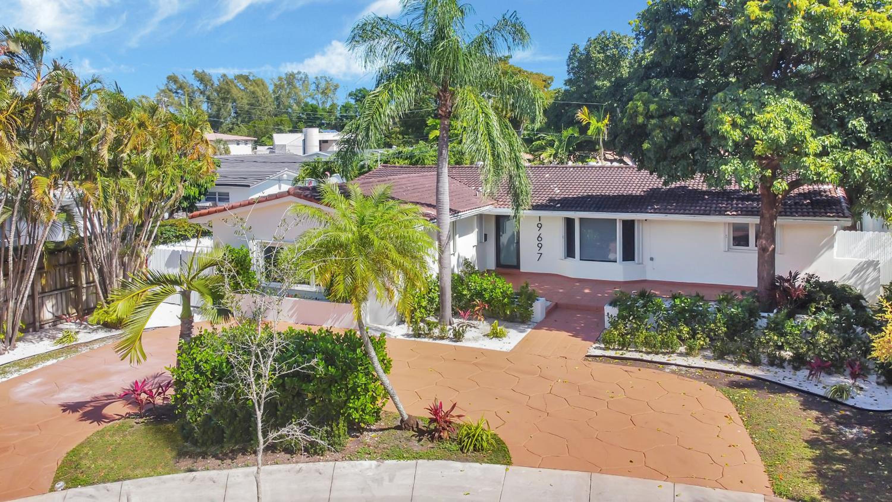 Gated Villa Blanca 5BR 3BA with Heated Pool & BBQ