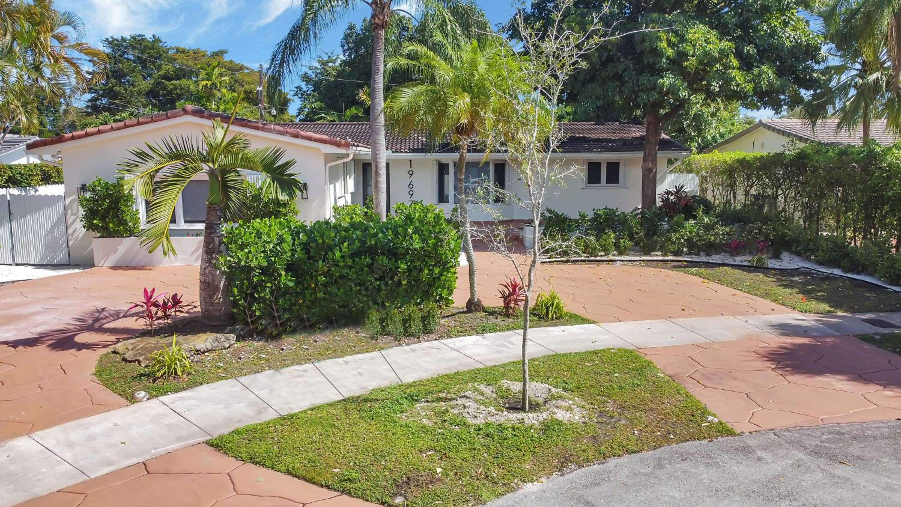 Gated Villa Blanca 5BR 3BA with Heated Pool & BBQ