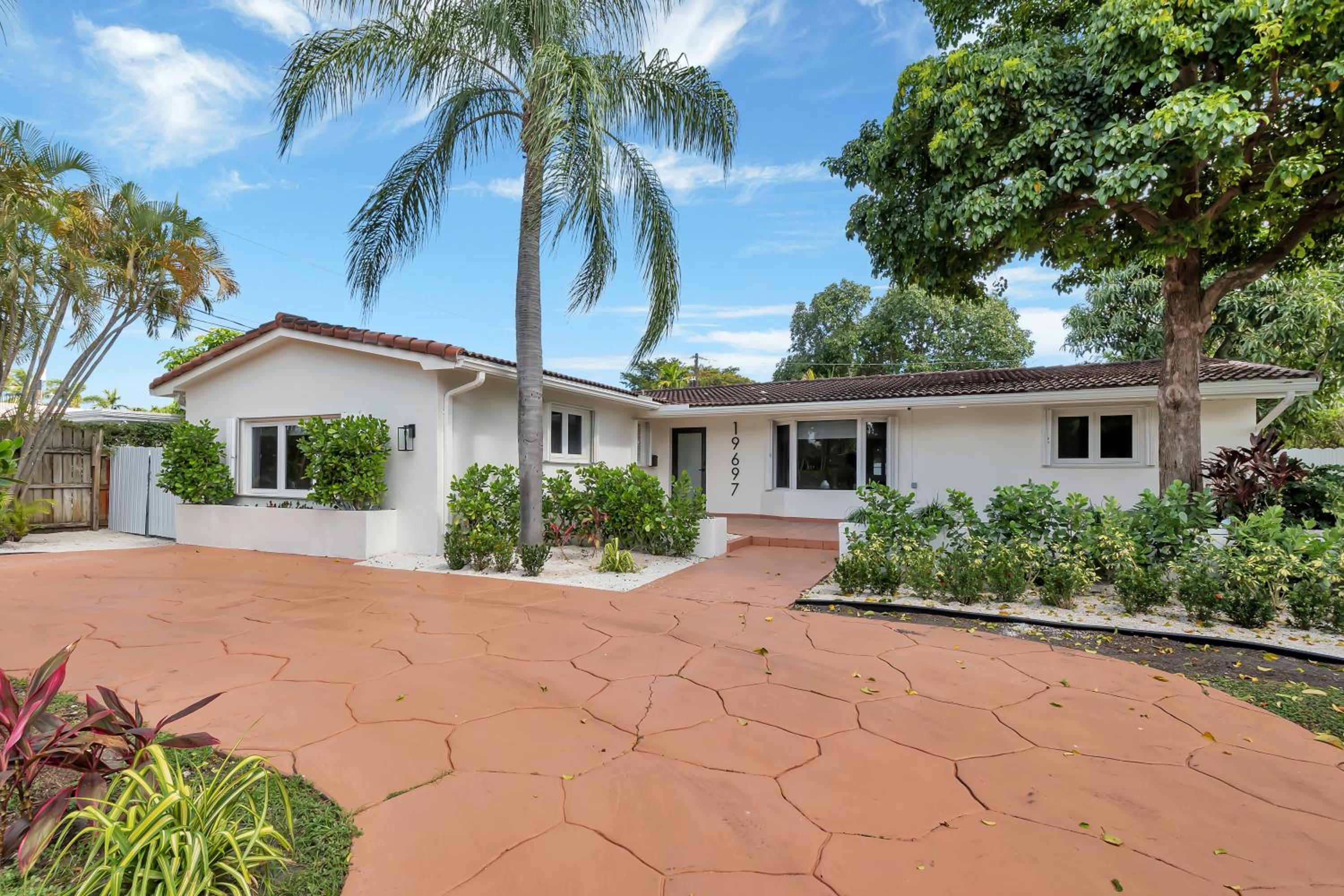 Gated Villa Blanca 5BR 3BA with Heated Pool & BBQ