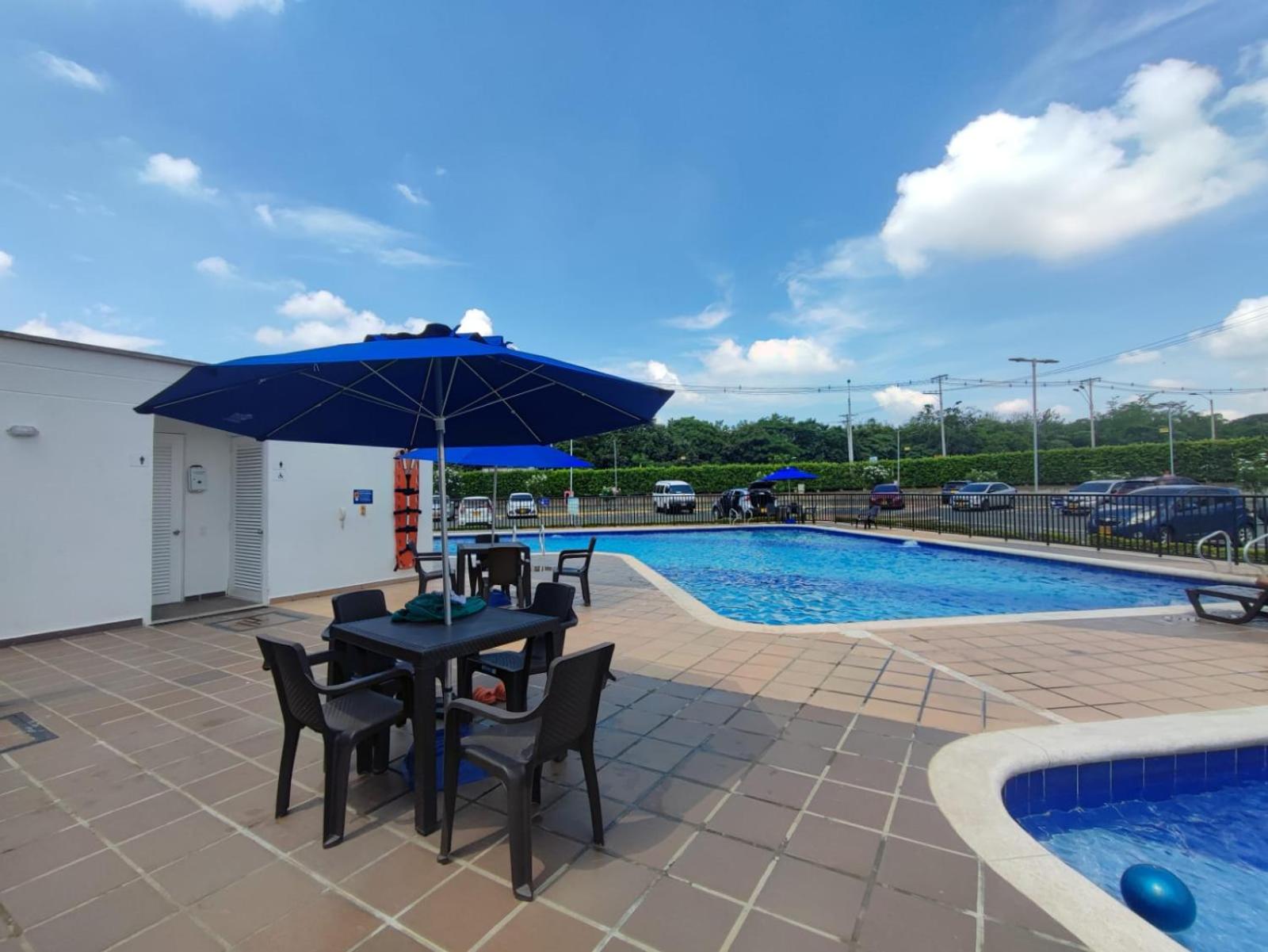 CALI Acogedor y Completo, Apto cerca de Jardin plaza, con piscina, parqueadero y aire acondicionado