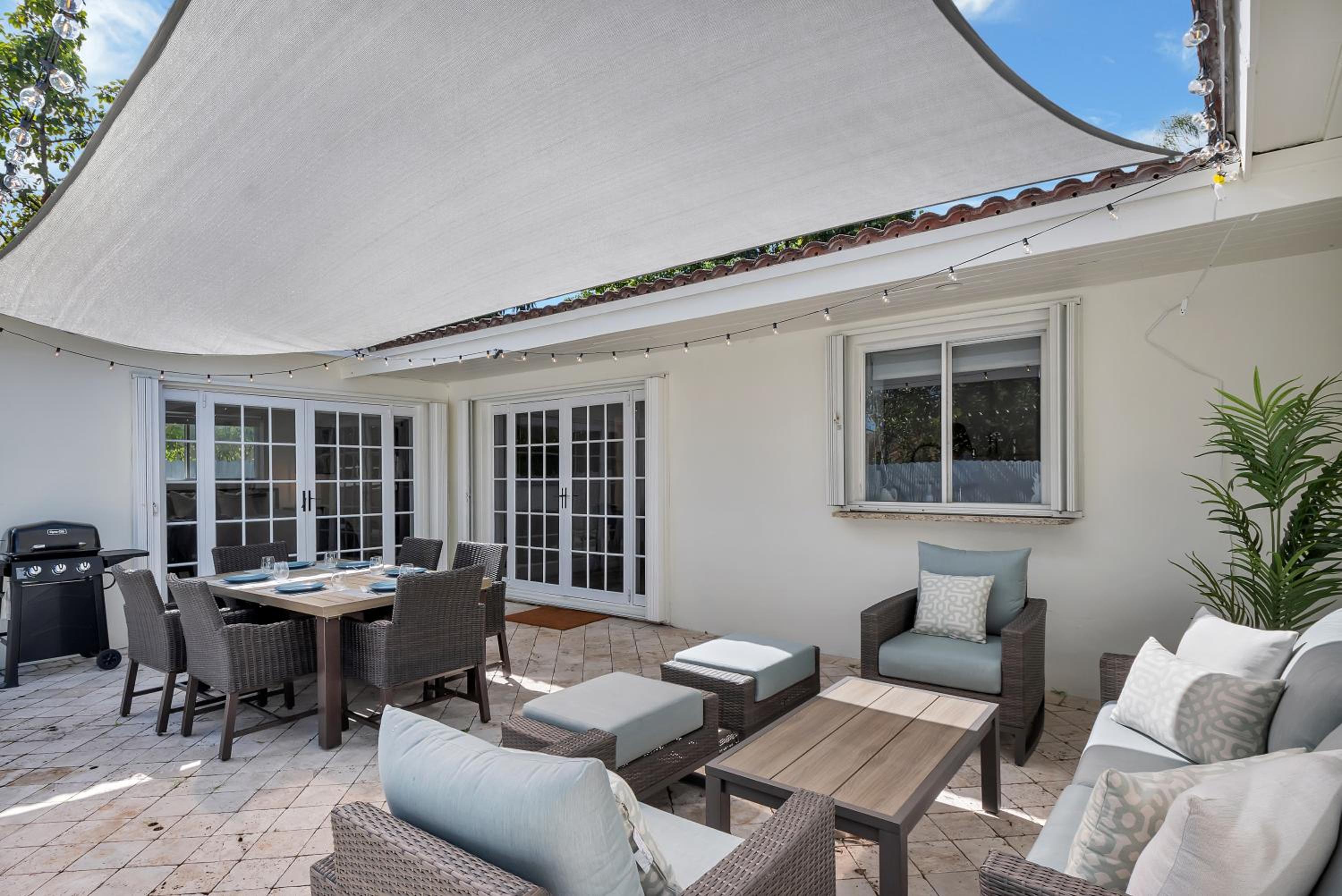 Gated Villa Blanca 5BR 3BA with Heated Pool & BBQ