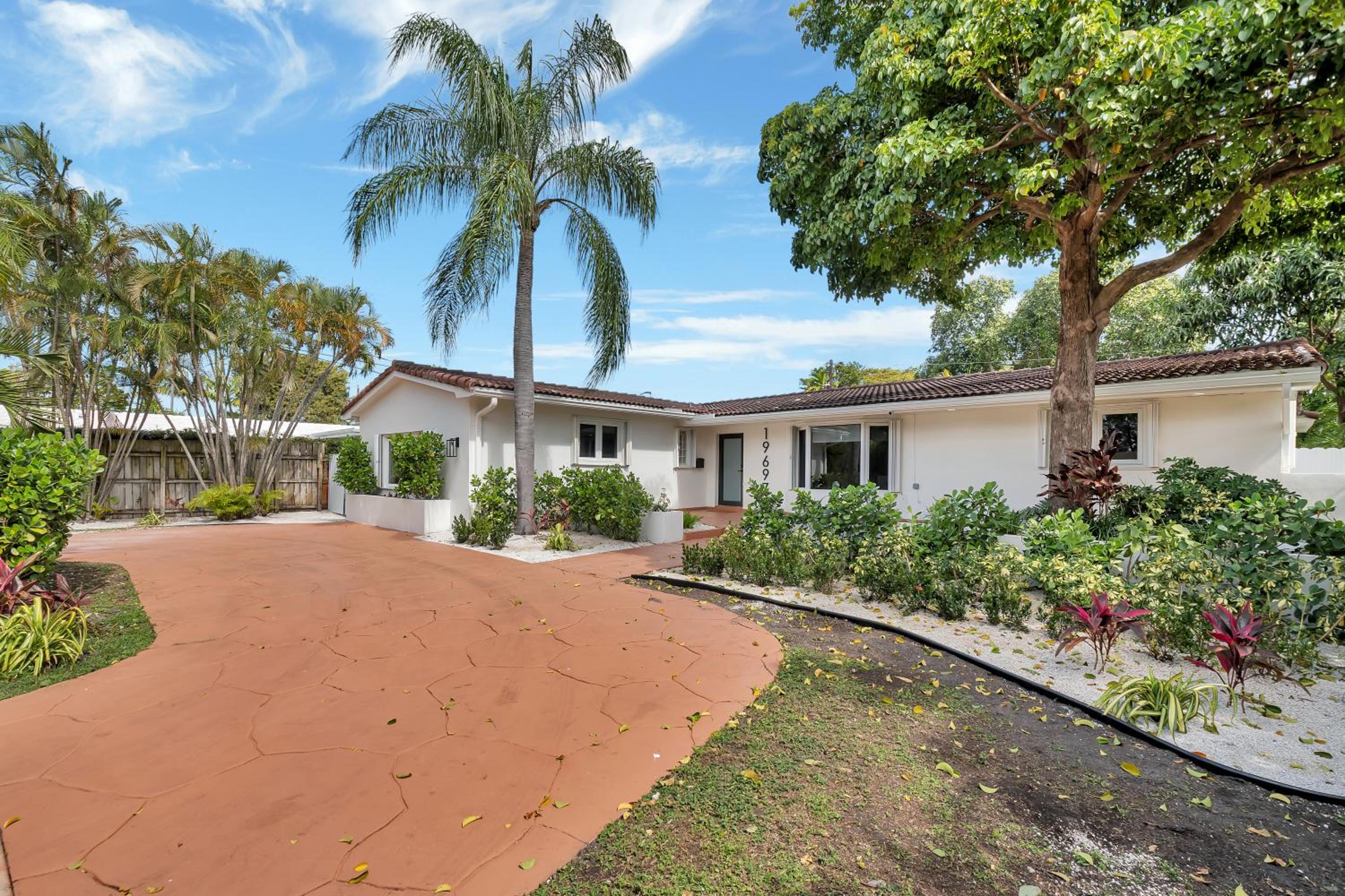 Gated Villa Blanca 5BR 3BA with Heated Pool & BBQ
