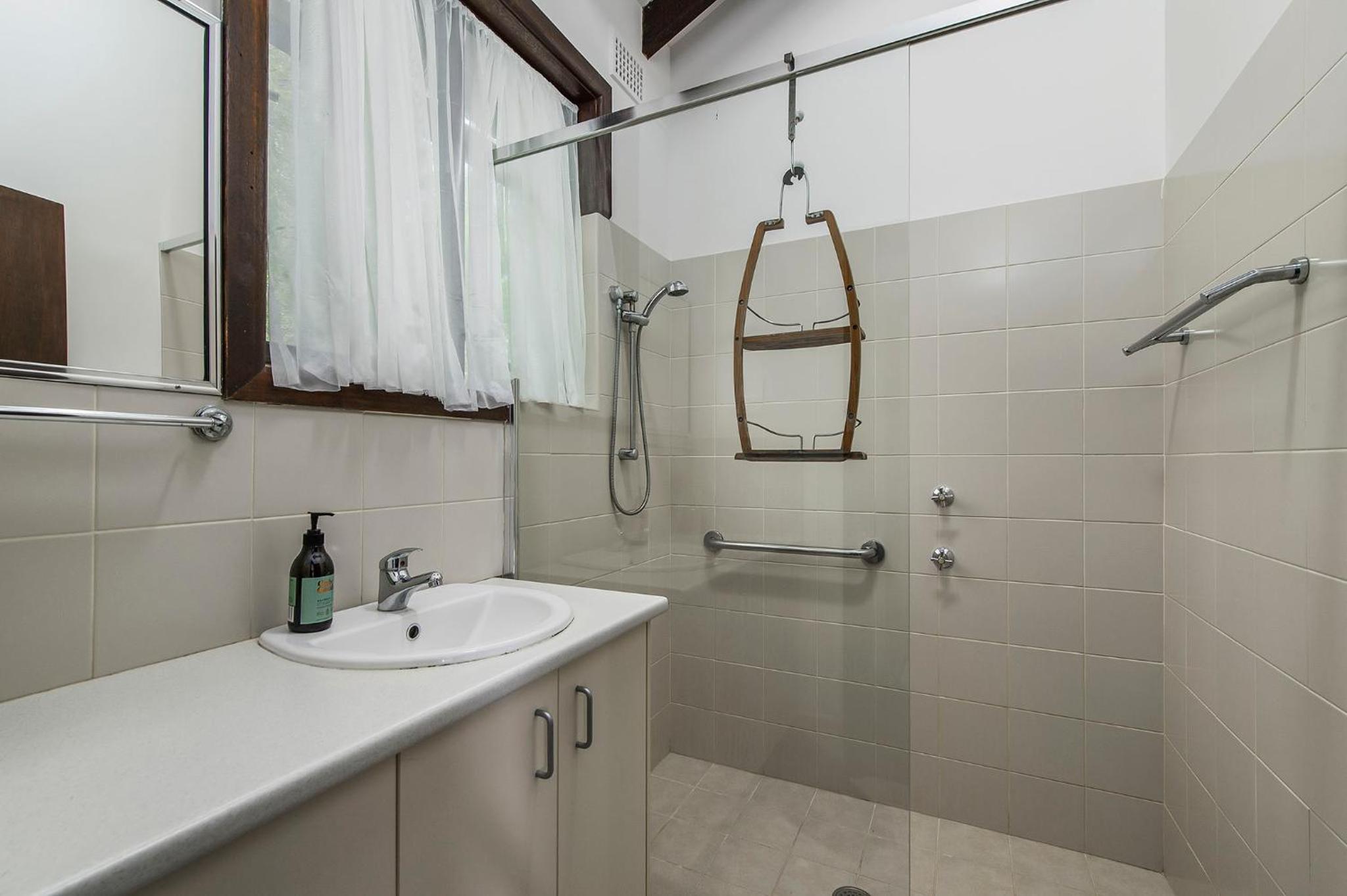 Barrels Beach House, 28 Dulconghi Street