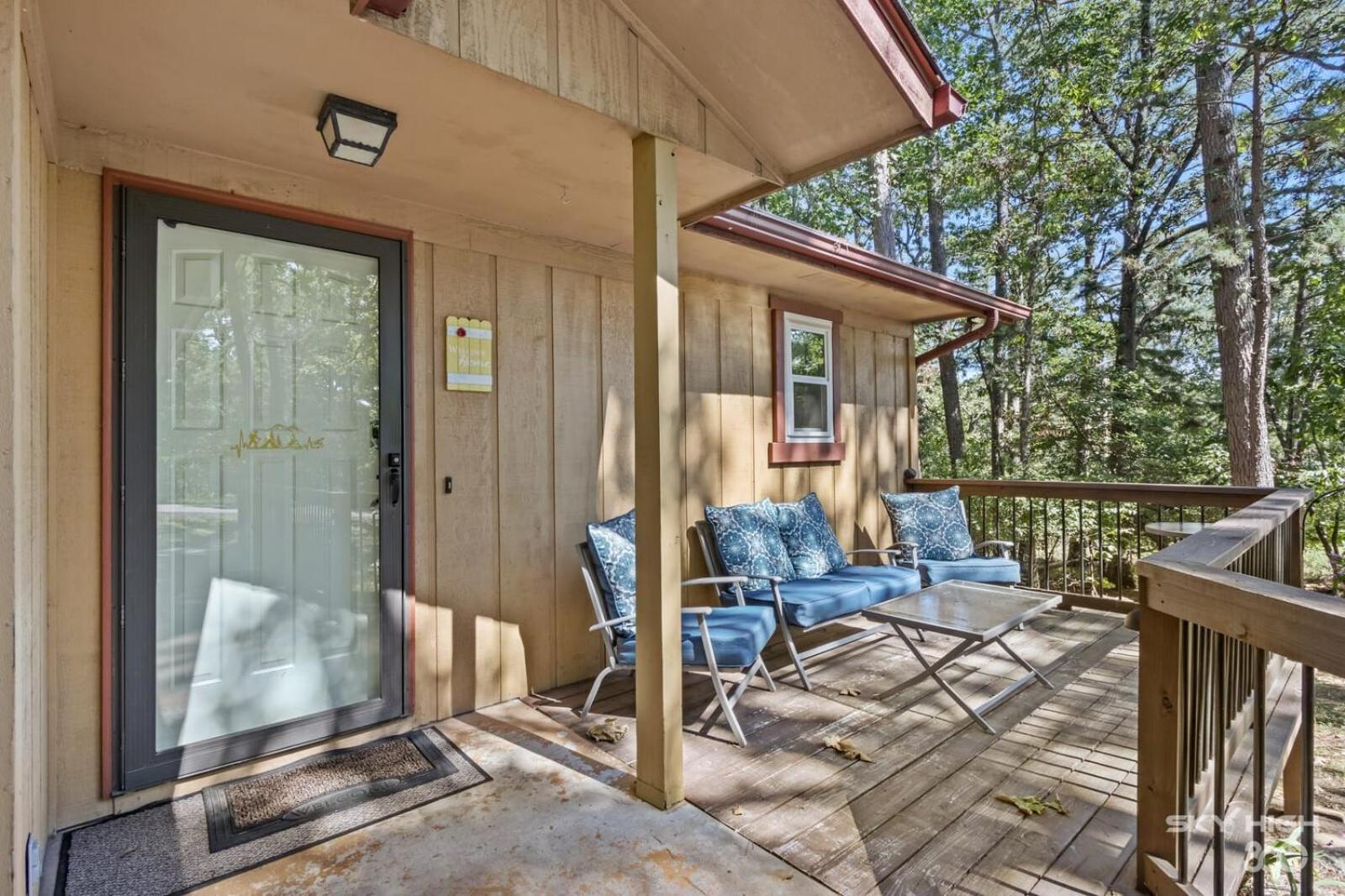 Wooded, Quiet Cottage, Very close to the Back 40