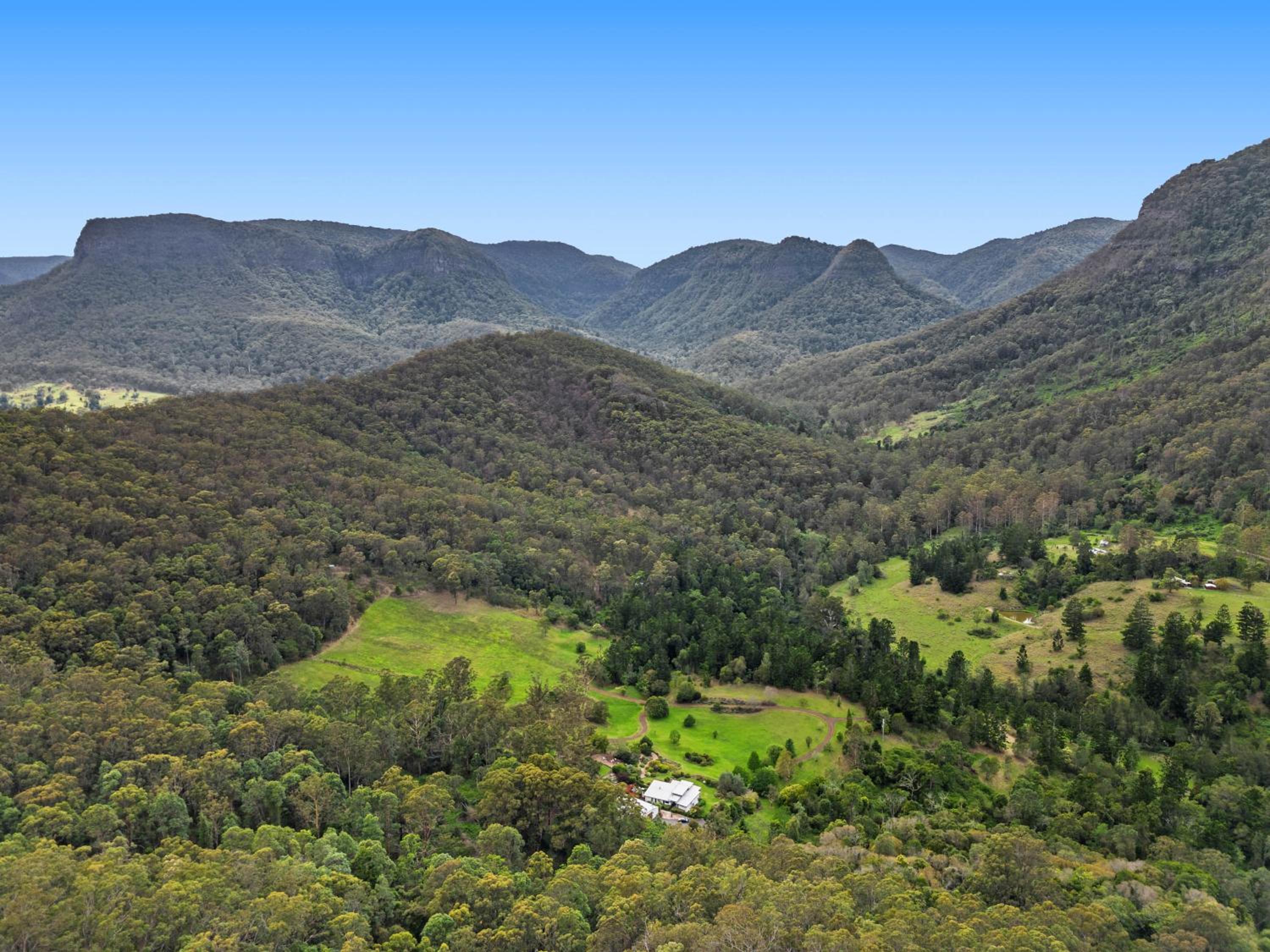 Private luxury in the mountains with running creek