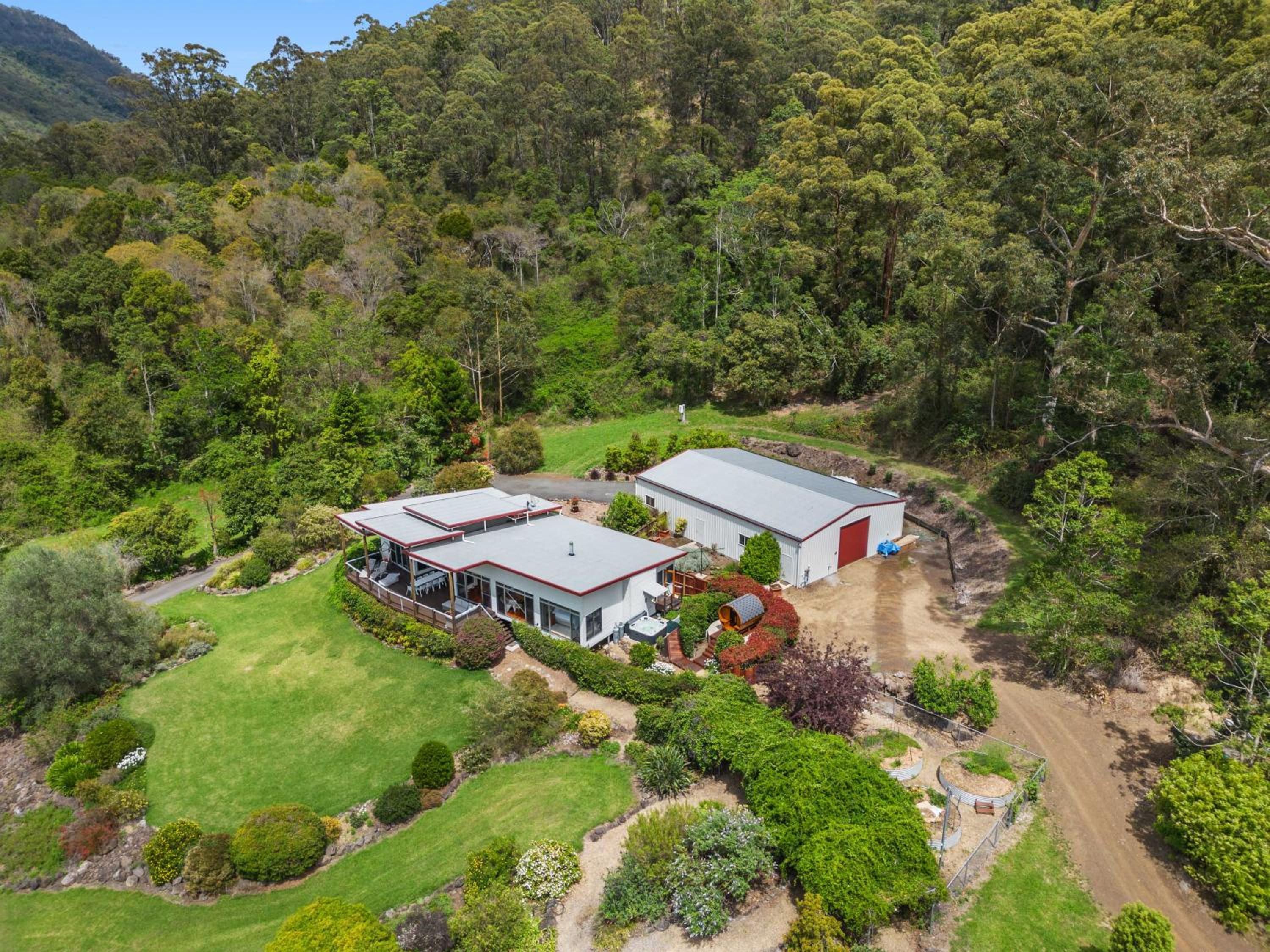 Private luxury in the mountains with running creek
