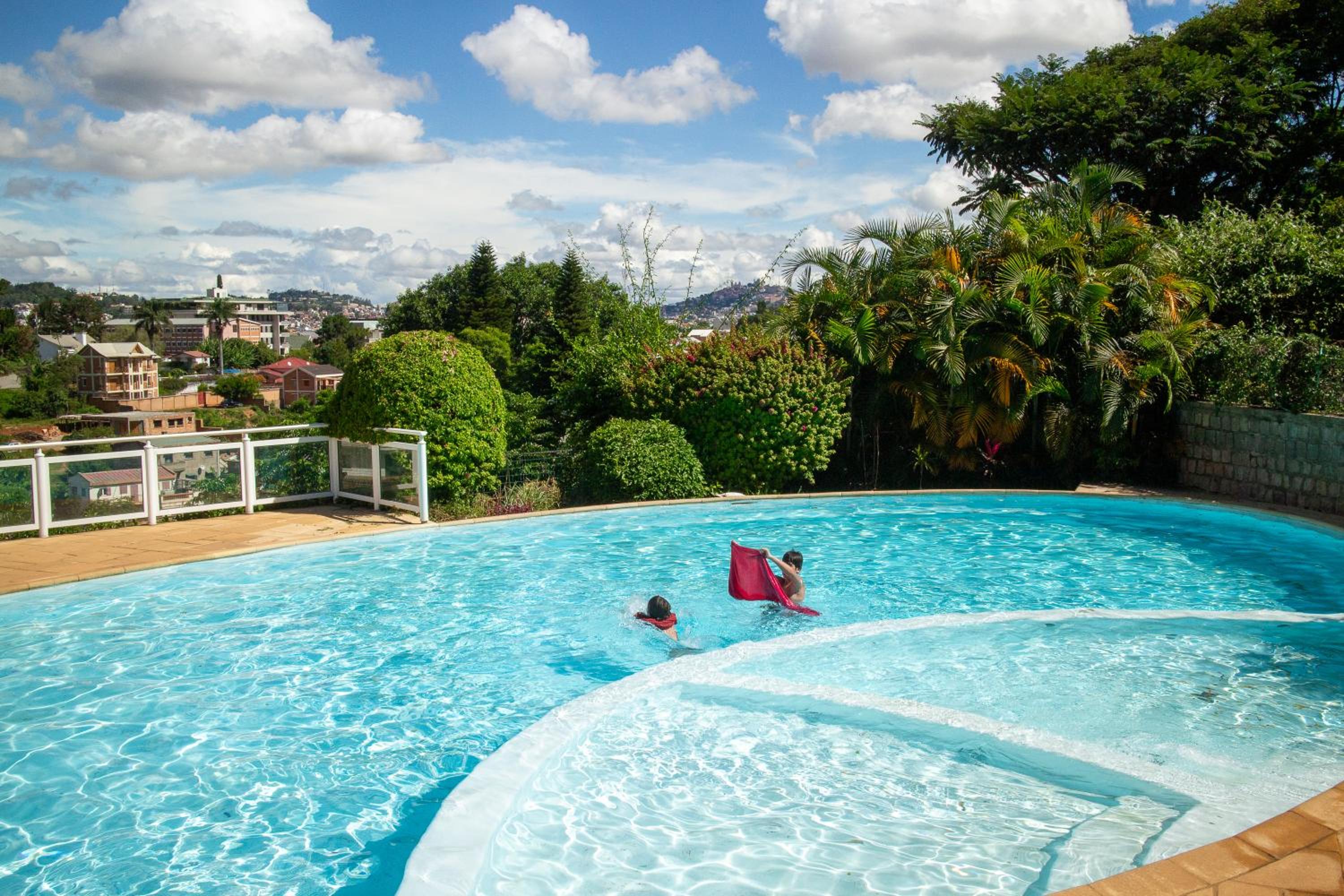 Jardin d'Ivandry Piscine et terrasse view 2