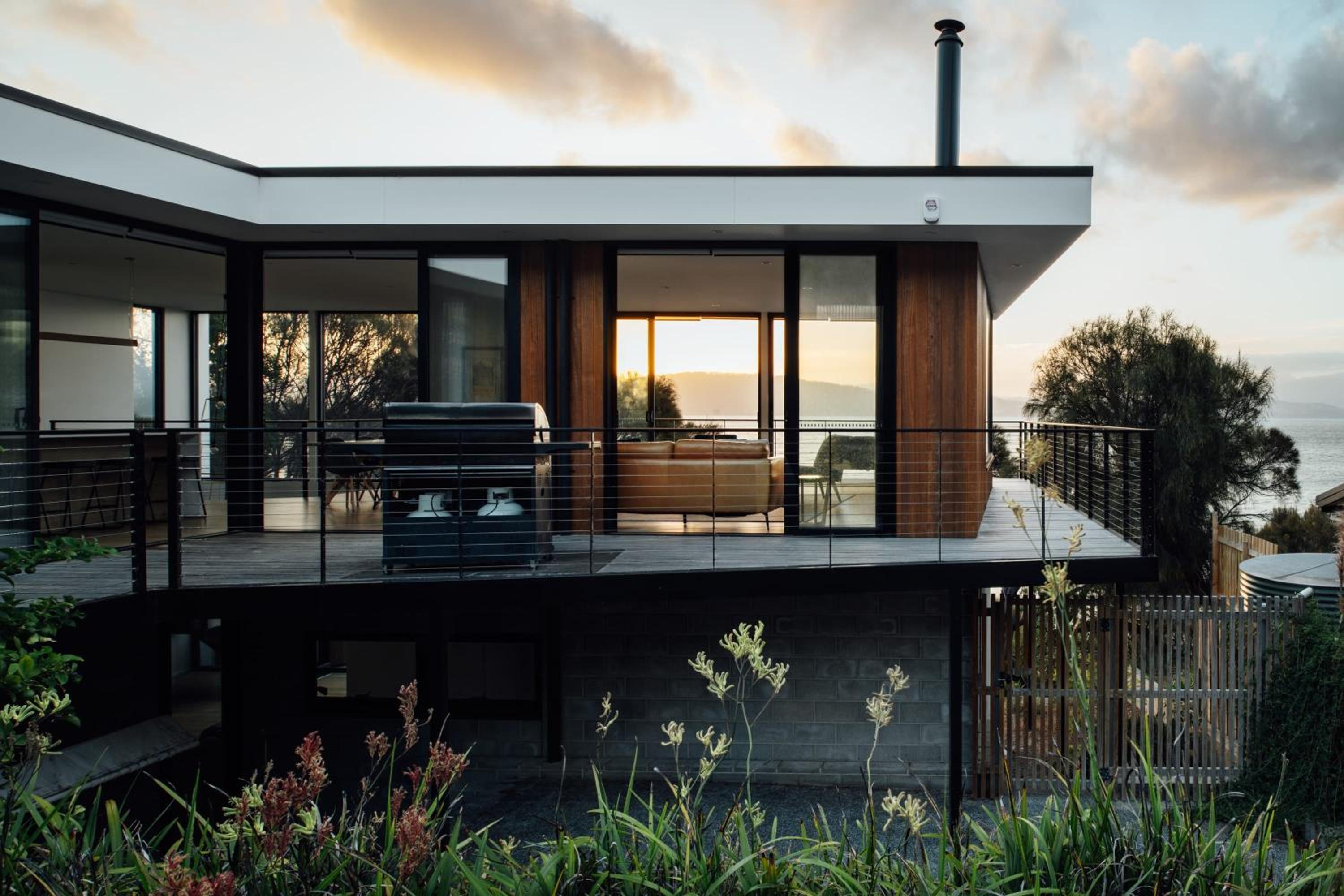 Blessington Beachside Retreat -38km to CBD